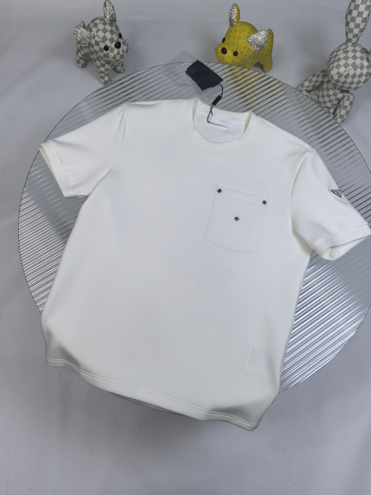 普拉达 2025秋冬 圆领刺绣短袖T恤打底衫 元素性的Logo徽章凸显休闲时尚魅力,依然独领时尚风骚.内