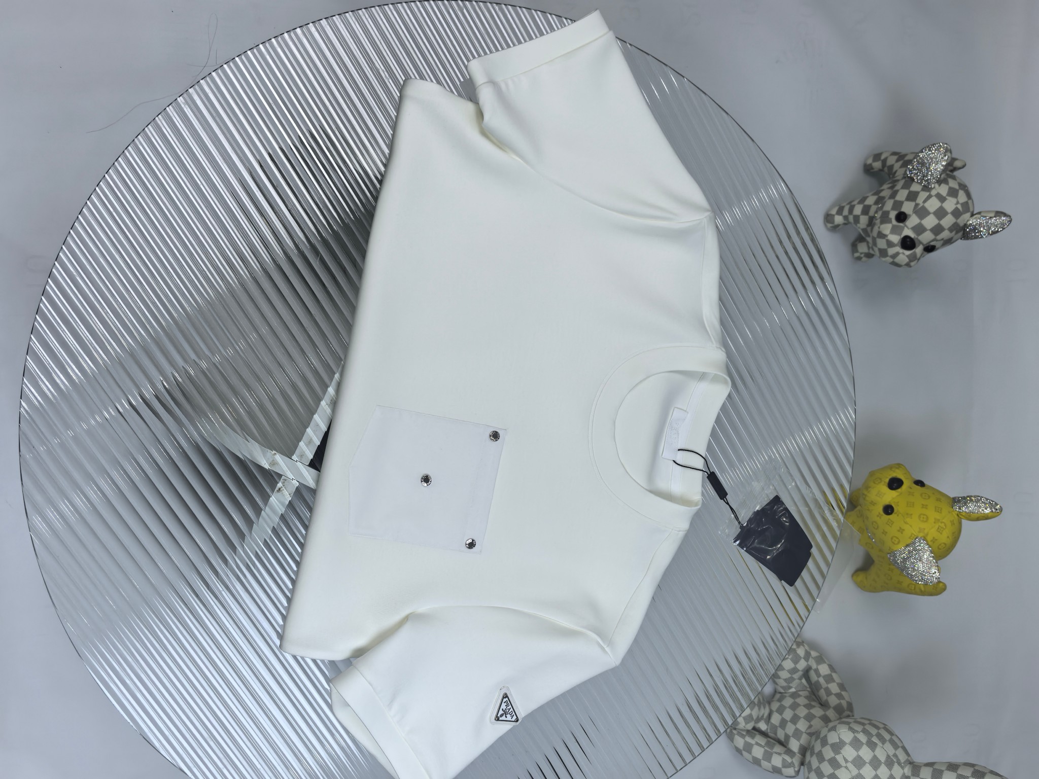 普拉达 2025秋冬 圆领刺绣短袖T恤打底衫 元素性的Logo徽章凸显休闲时尚魅力,依然独领时尚风骚.内