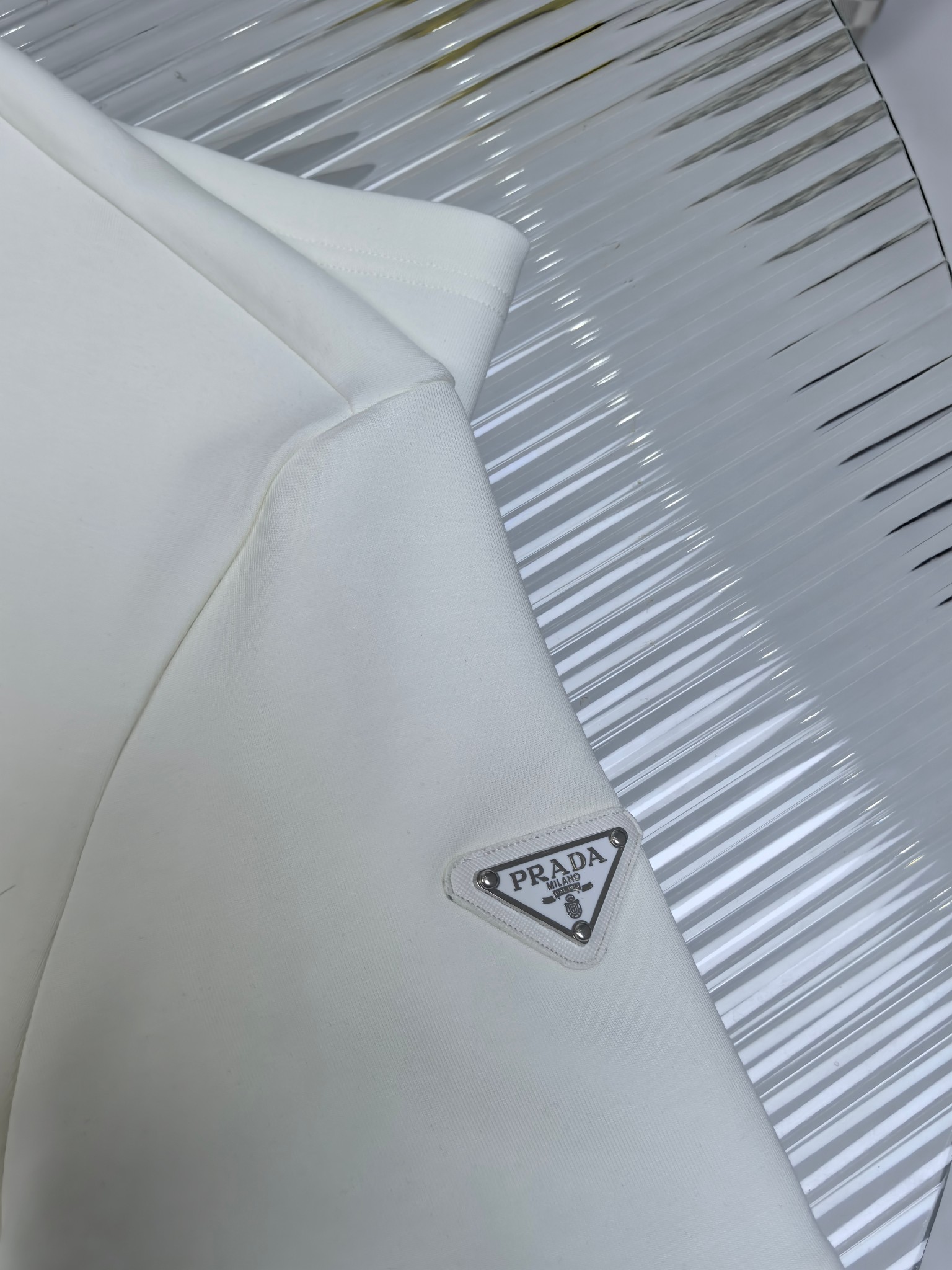 普拉达 2025秋冬 圆领刺绣短袖T恤打底衫 元素性的Logo徽章凸显休闲时尚魅力,依然独领时尚风骚.内