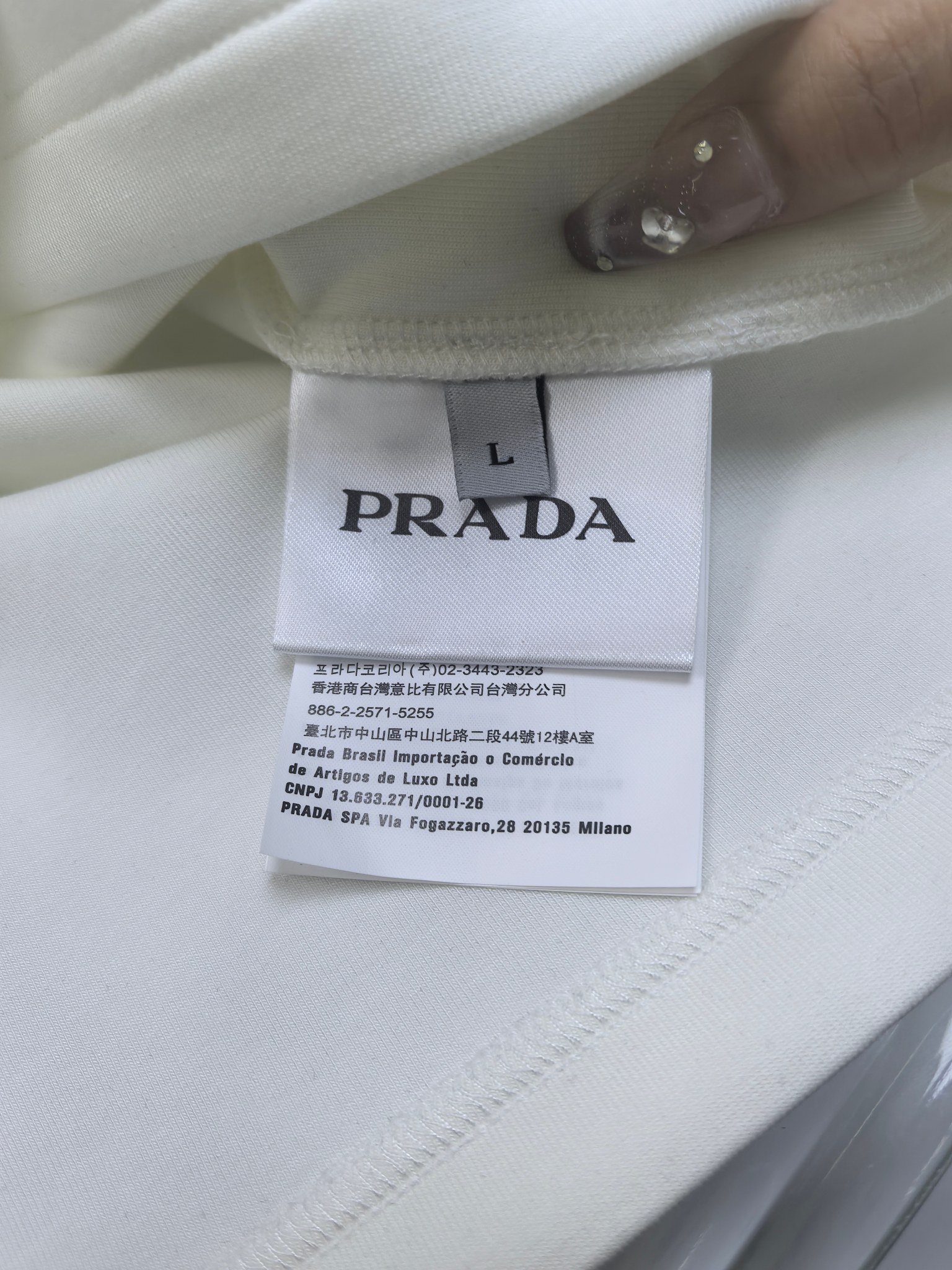 普拉达 2025秋冬 圆领刺绣短袖T恤打底衫 元素性的Logo徽章凸显休闲时尚魅力,依然独领时尚风骚.内