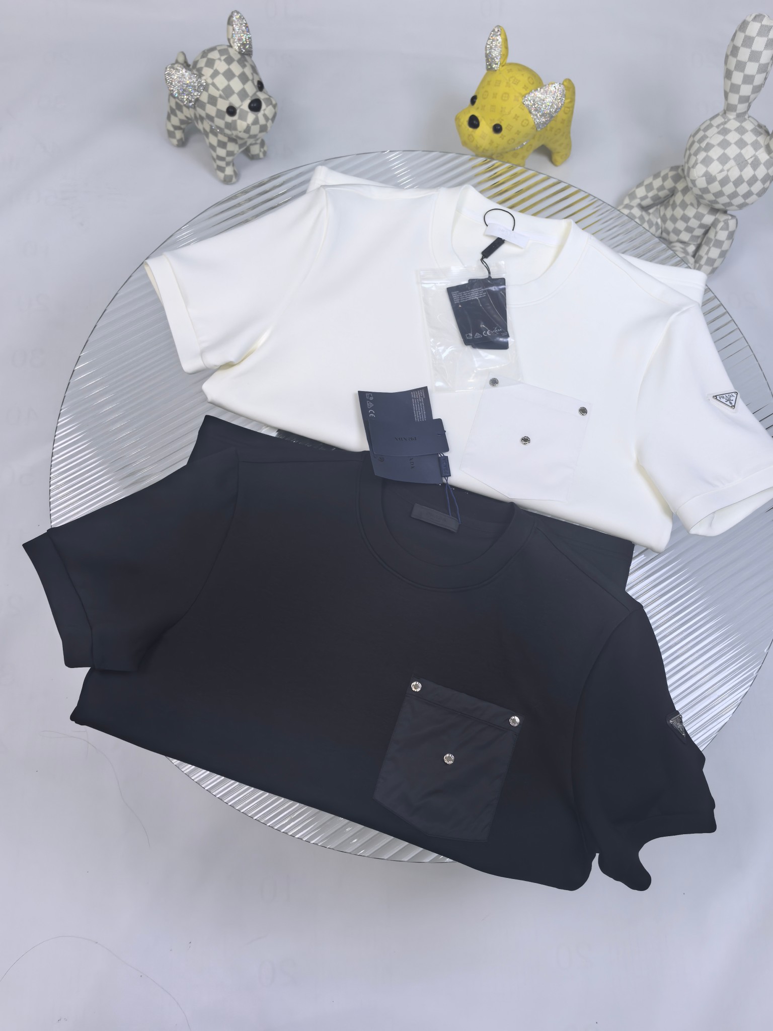 普拉达 2025秋冬 圆领刺绣短袖T恤打底衫 元素性的Logo徽章凸显休闲时尚魅力,依然独领时尚风骚.内