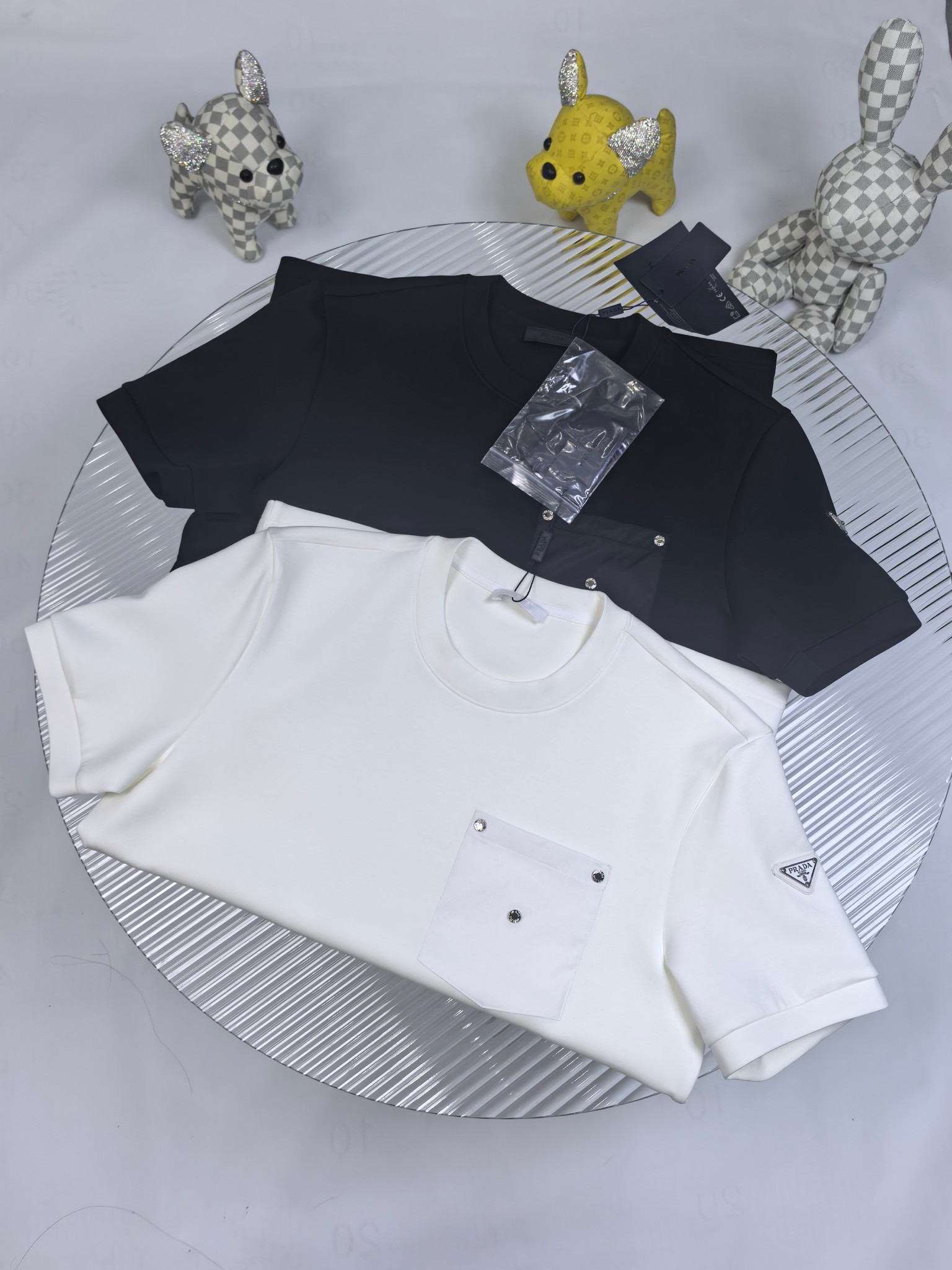 普拉达 2025秋冬 圆领刺绣短袖T恤打底衫 元素性的Logo徽章凸显休闲时尚魅力,依然独领时尚风骚.内