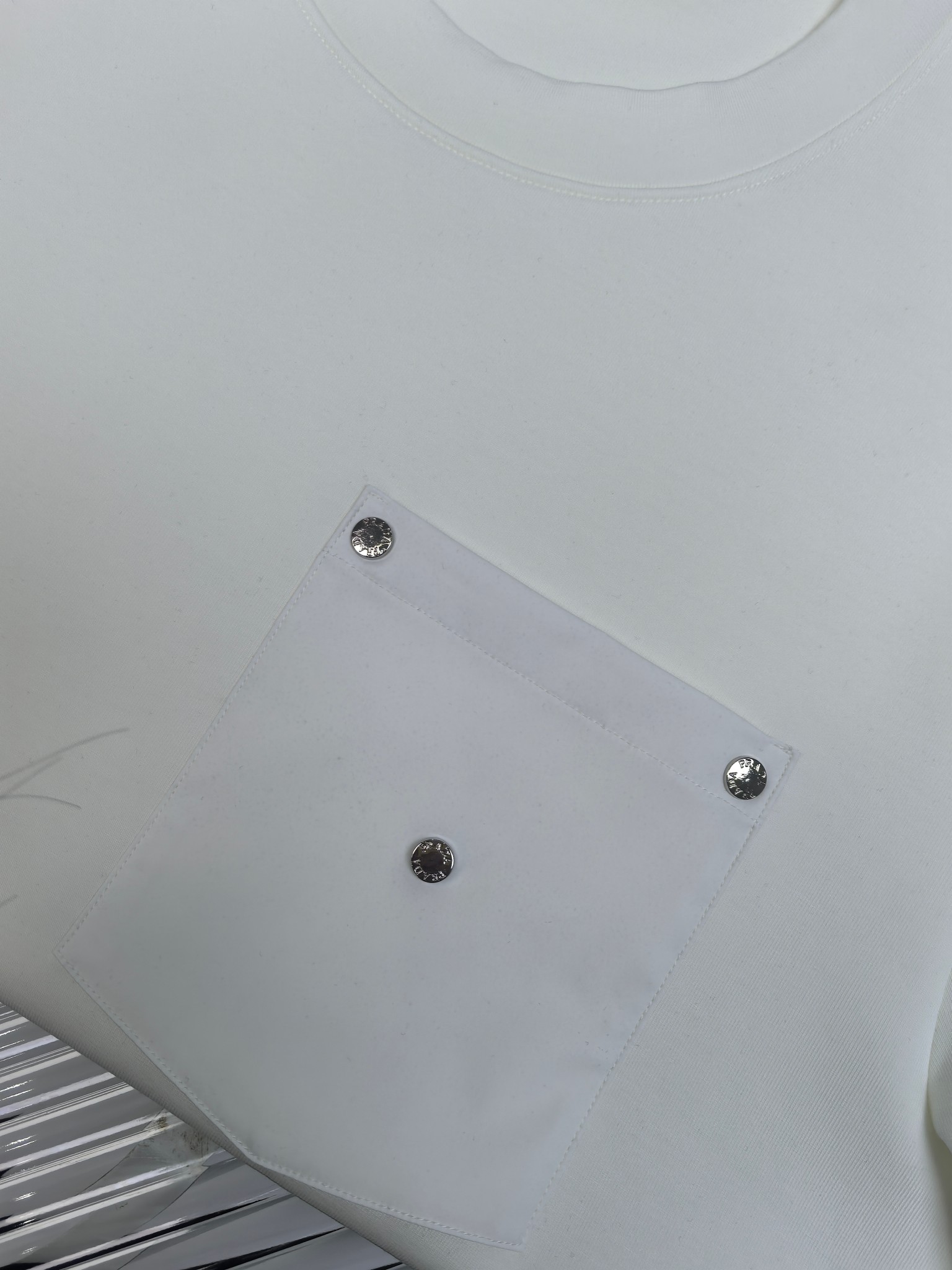 普拉达 2025秋冬 圆领刺绣短袖T恤打底衫 元素性的Logo徽章凸显休闲时尚魅力,依然独领时尚风骚.内