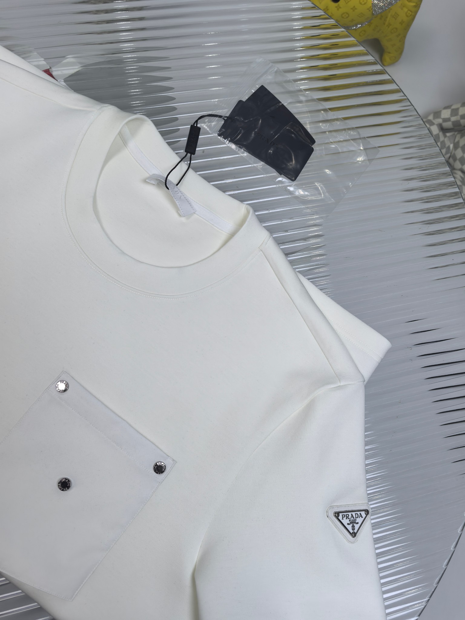 普拉达 2025秋冬 圆领刺绣短袖T恤打底衫 元素性的Logo徽章凸显休闲时尚魅力,依然独领时尚风骚.内