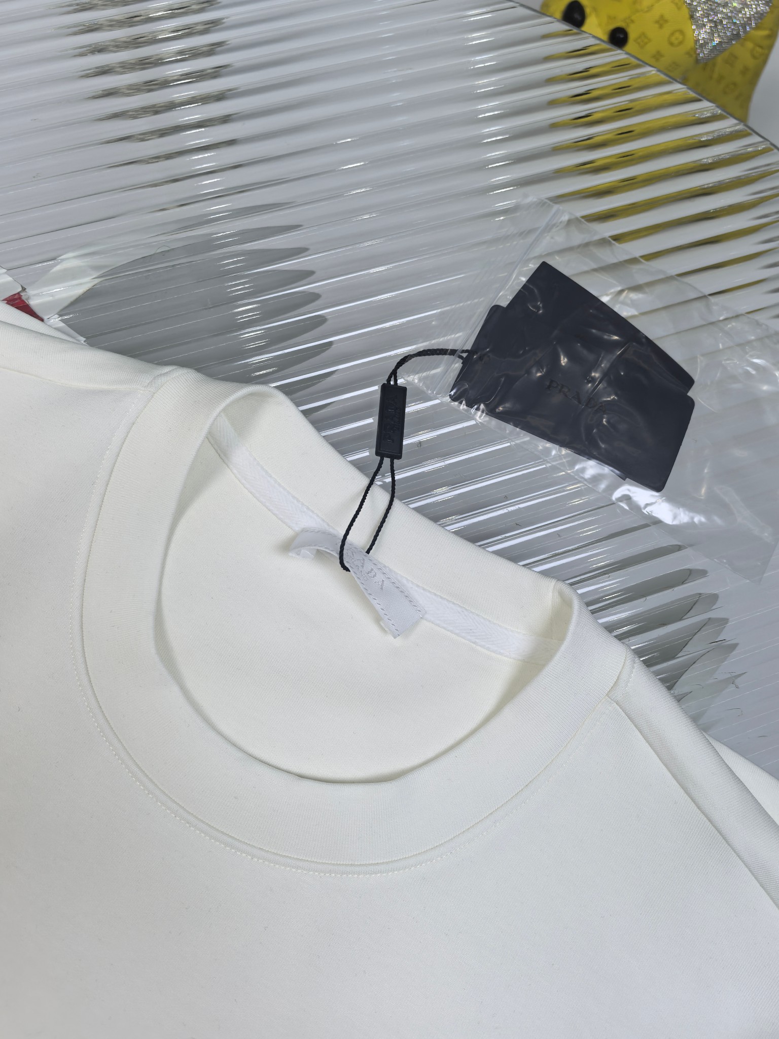 普拉达 2025秋冬 圆领刺绣短袖T恤打底衫 元素性的Logo徽章凸显休闲时尚魅力,依然独领时尚风骚.内