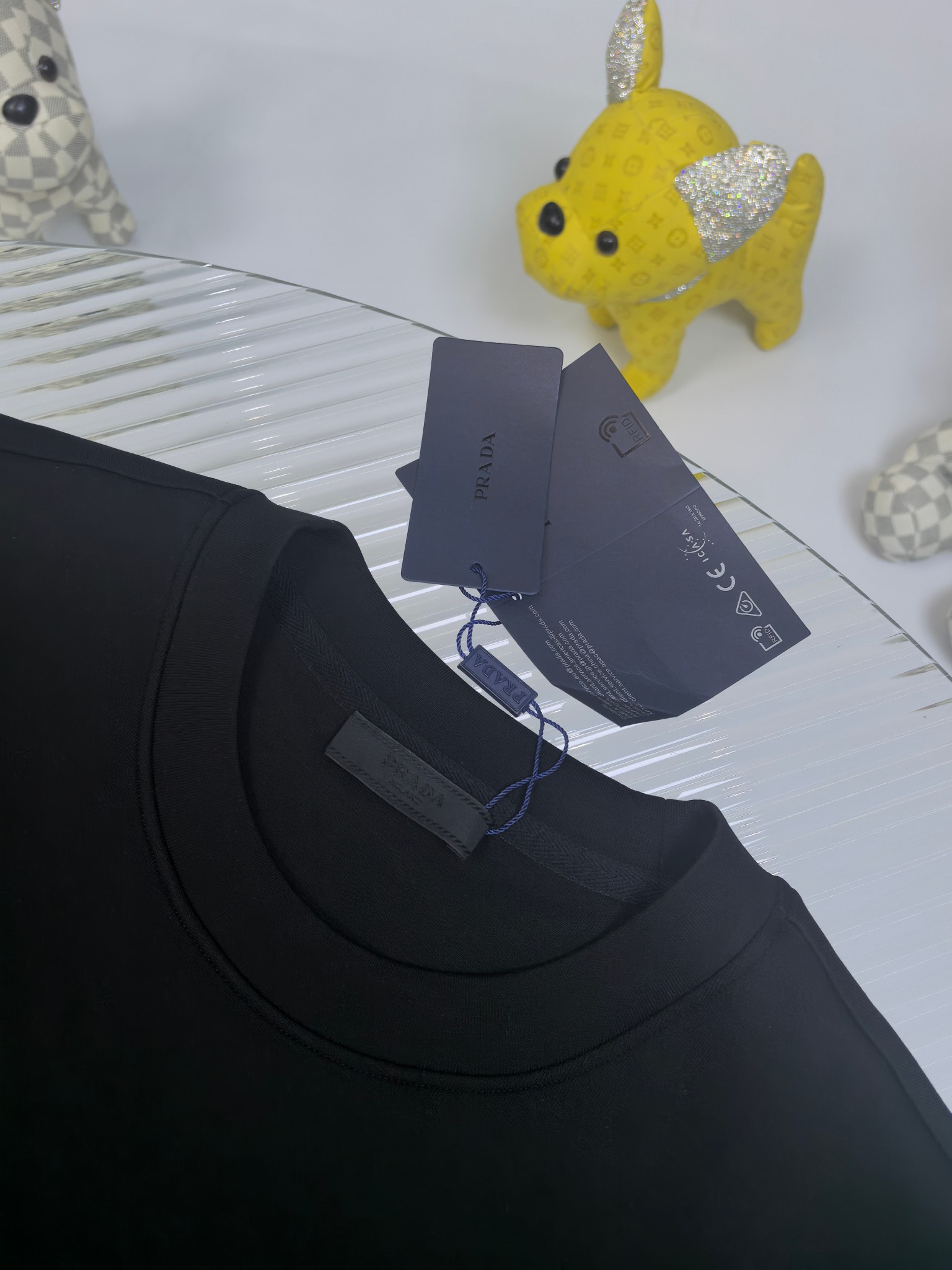 普拉达 2025秋冬 圆领刺绣短袖T恤打底衫 元素性的Logo徽章凸显休闲时尚魅力,依然独领时尚风骚.内