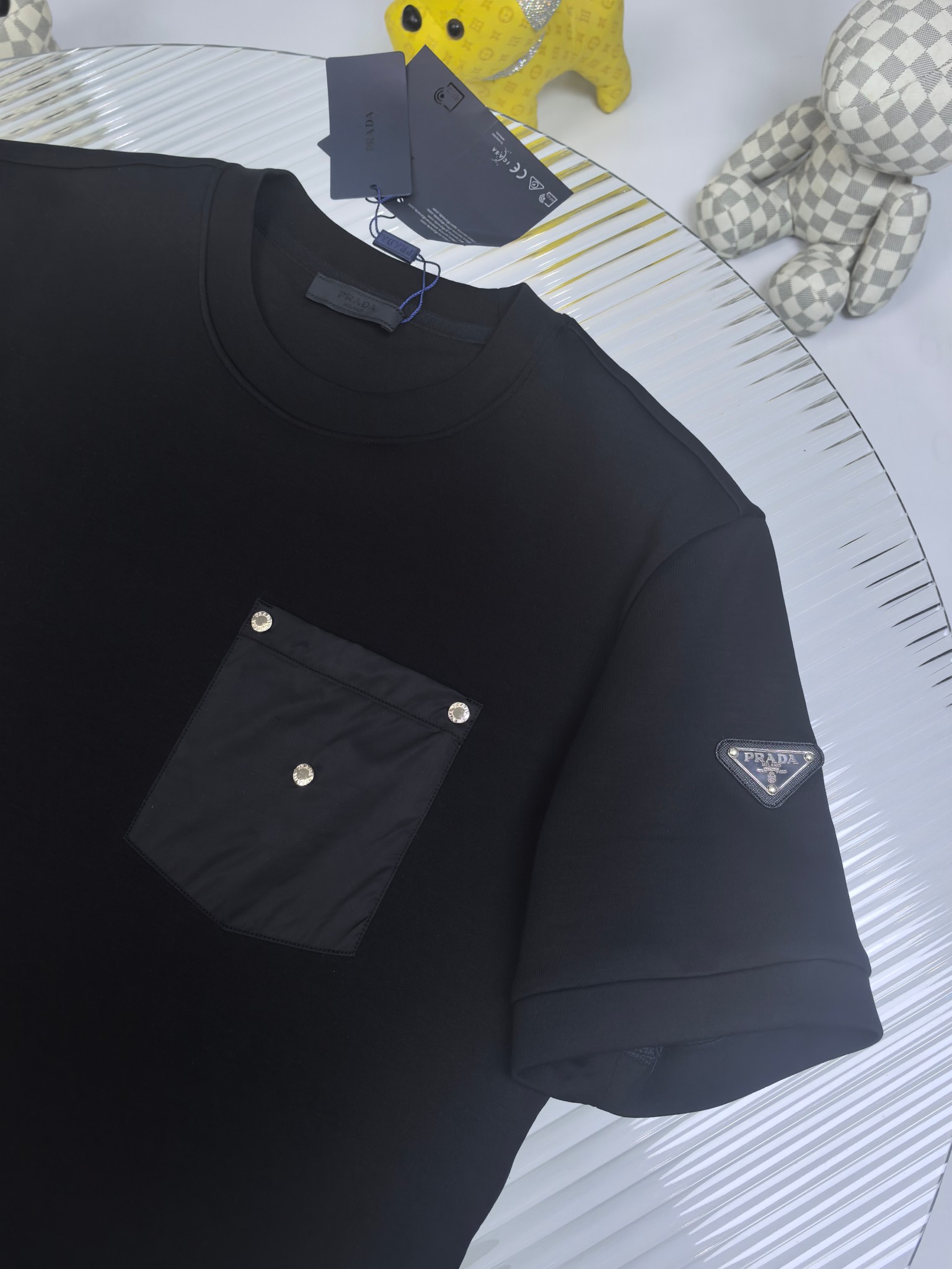 普拉达 2025秋冬 圆领刺绣短袖T恤打底衫 元素性的Logo徽章凸显休闲时尚魅力,依然独领时尚风骚.内