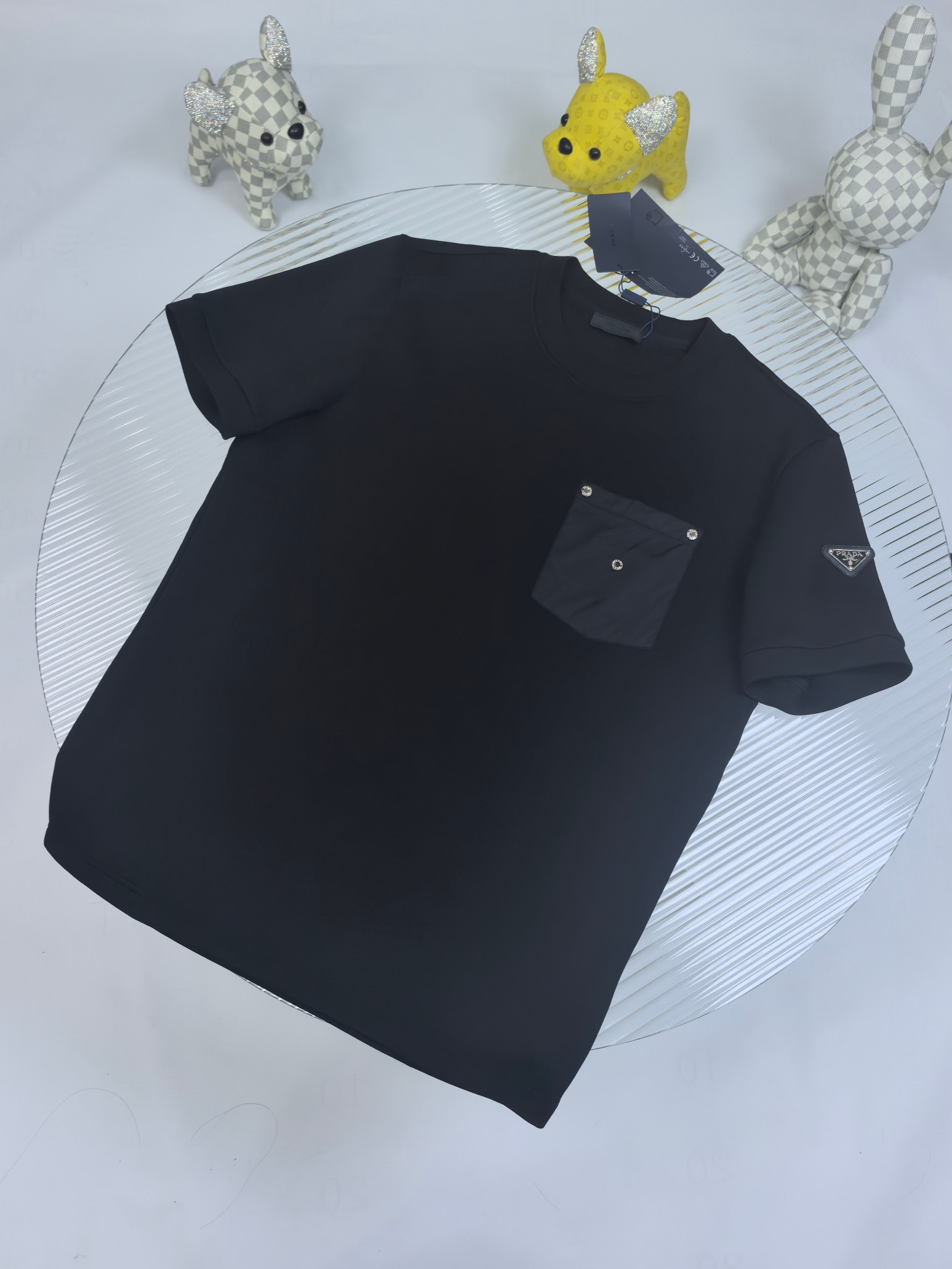 普拉达 2025秋冬 圆领刺绣短袖T恤打底衫 元素性的Logo徽章凸显休闲时尚魅力,依然独领时尚风骚.内