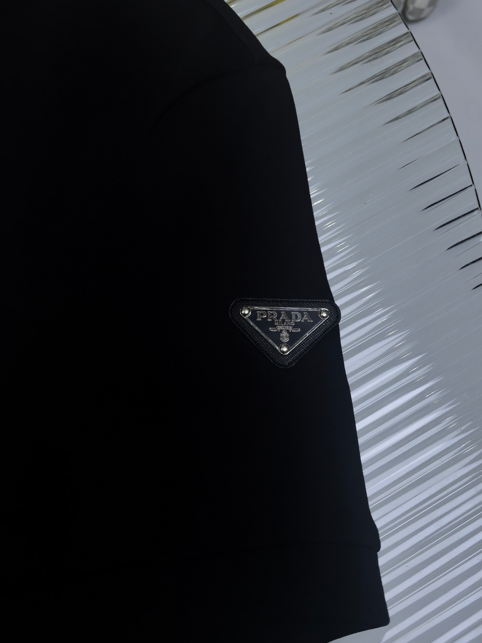 普拉达 2025秋冬 圆领刺绣短袖T恤打底衫 元素性的Logo徽章凸显休闲时尚魅力,依然独领时尚风骚.内