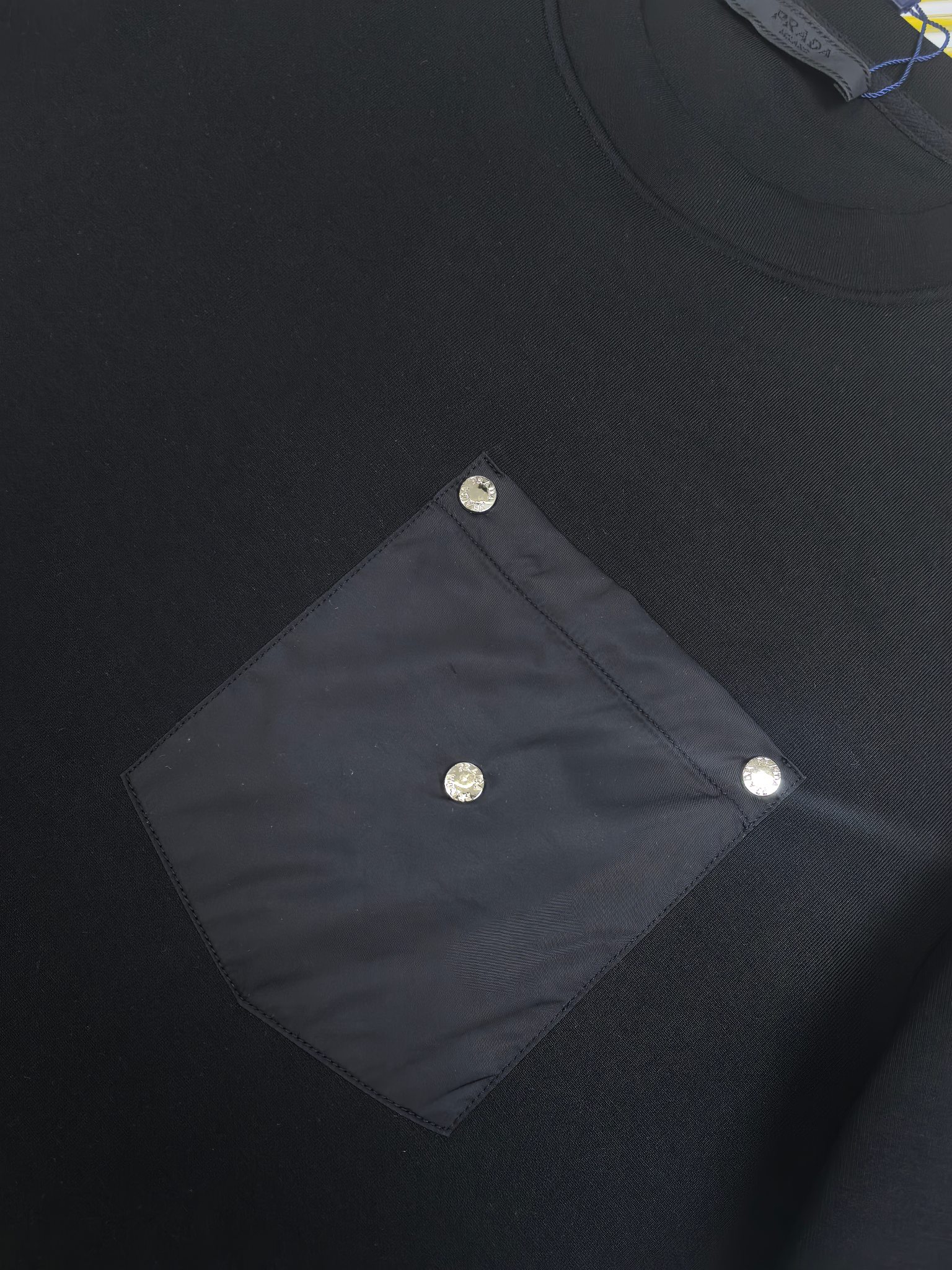 普拉达 2025秋冬 圆领刺绣短袖T恤打底衫 元素性的Logo徽章凸显休闲时尚魅力,依然独领时尚风骚.内