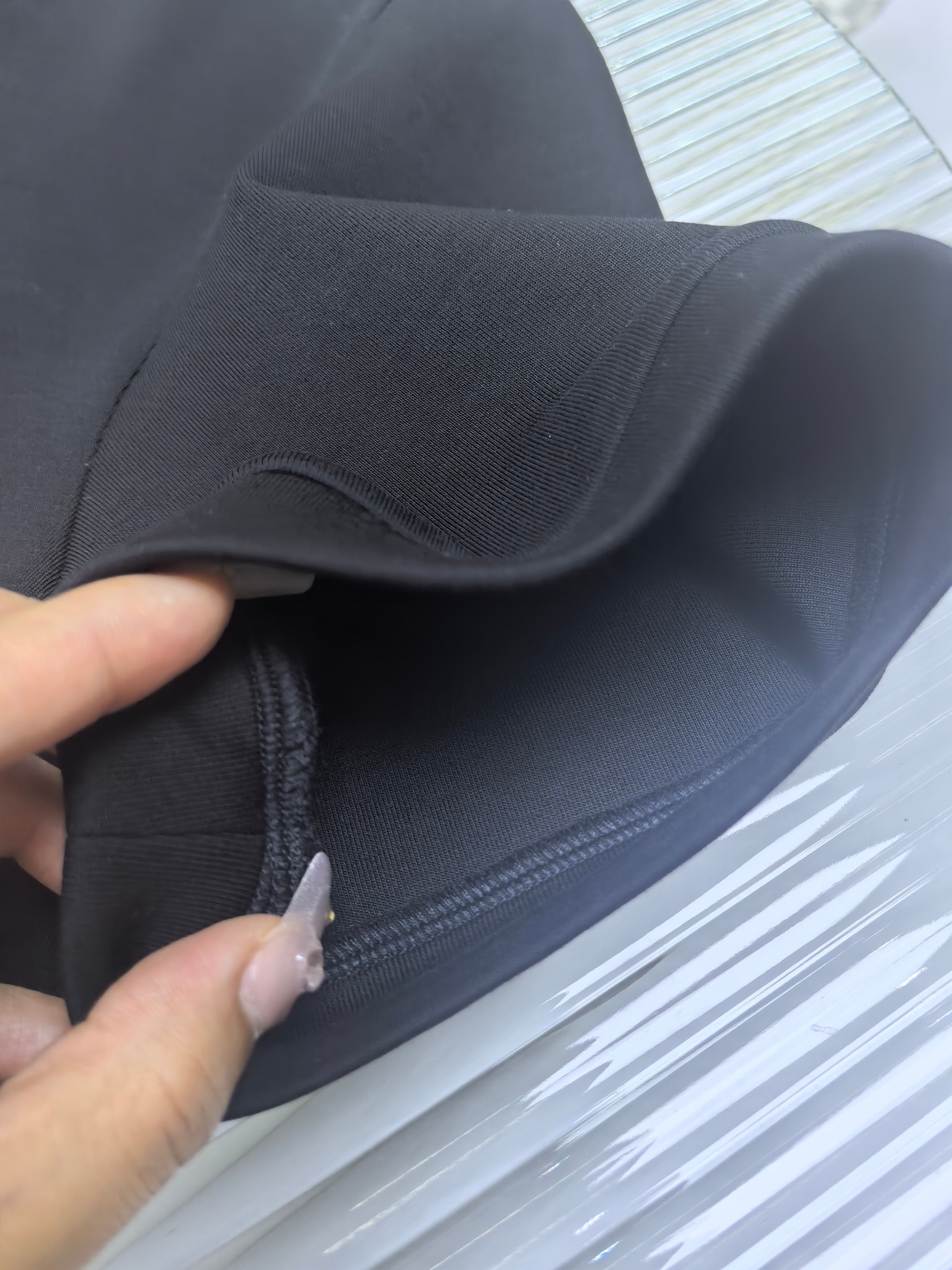 普拉达 2025秋冬 圆领刺绣短袖T恤打底衫 元素性的Logo徽章凸显休闲时尚魅力,依然独领时尚风骚.内