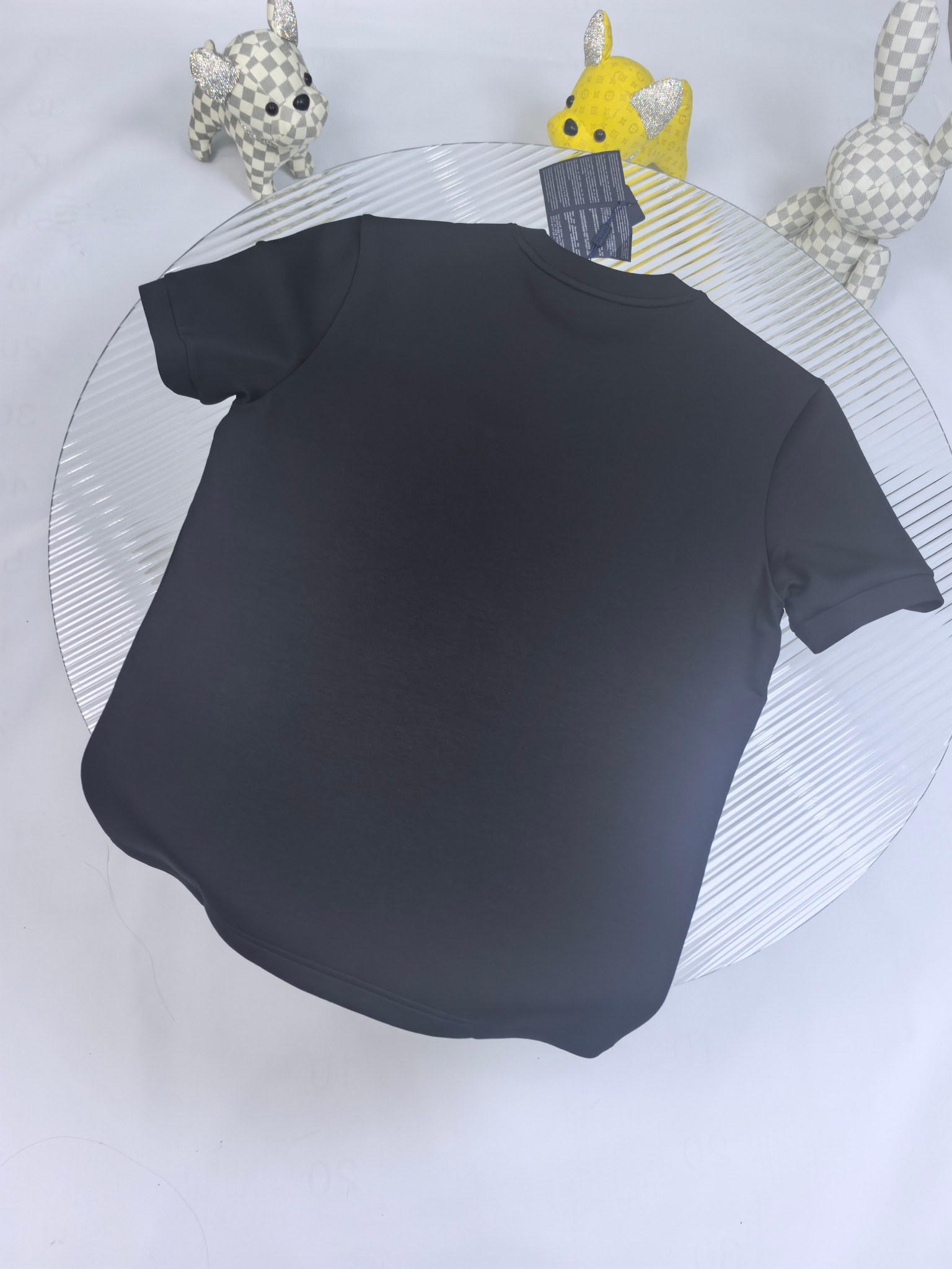 普拉达 2025秋冬 圆领刺绣短袖T恤打底衫 元素性的Logo徽章凸显休闲时尚魅力,依然独领时尚风骚.内