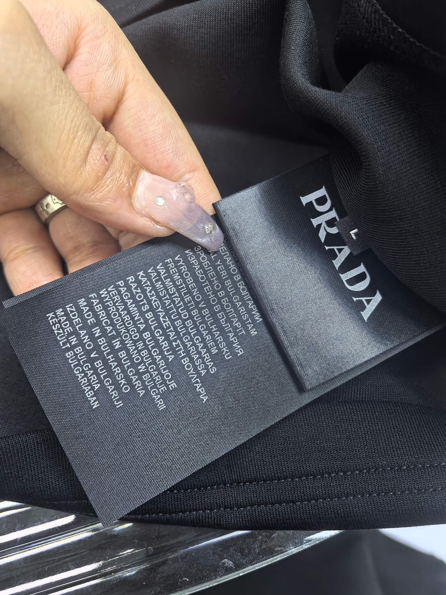 普拉达 2025秋冬 圆领刺绣短袖T恤打底衫 元素性的Logo徽章凸显休闲时尚魅力,依然独领时尚风骚.内