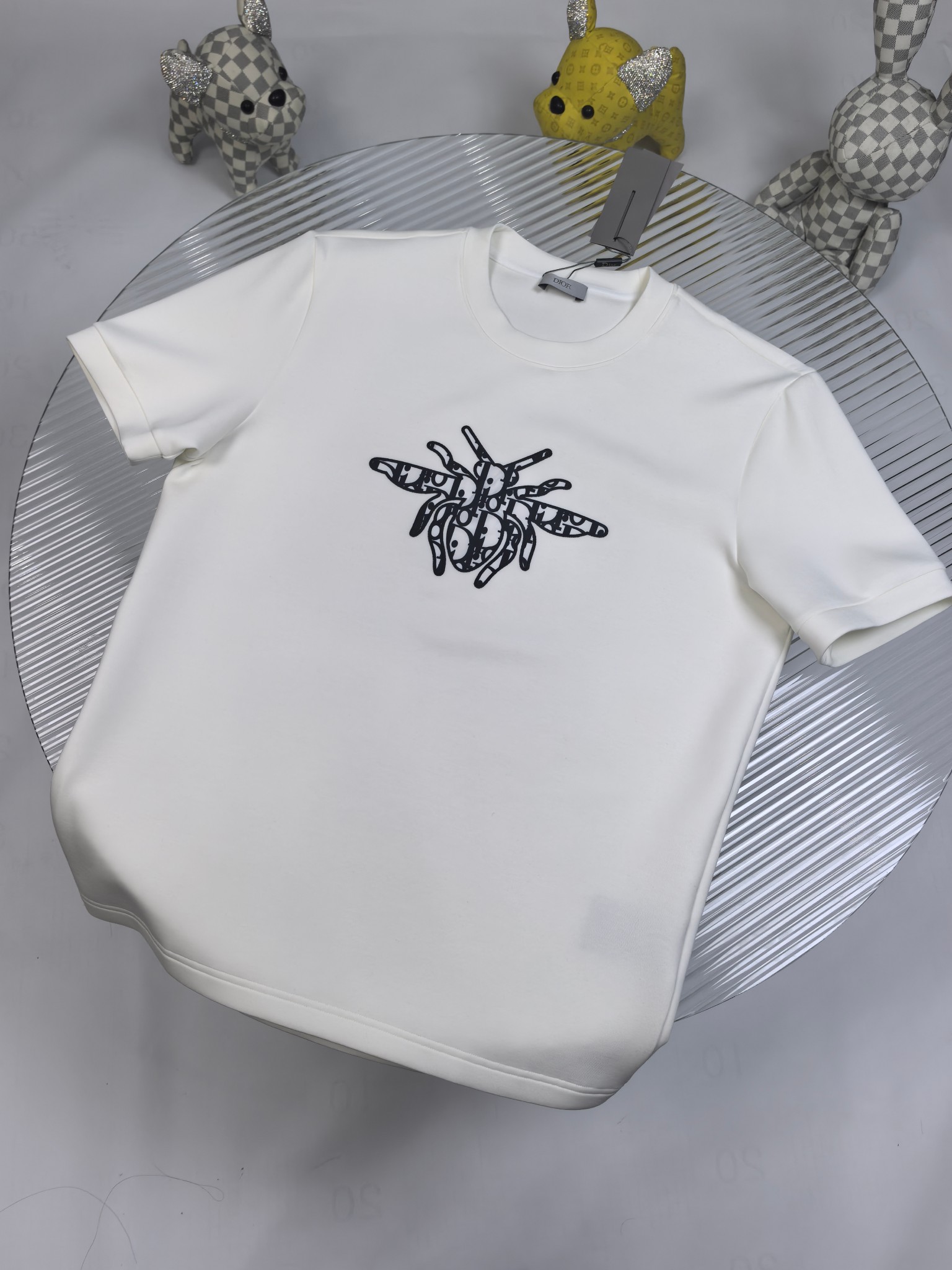Dior 2025秋冬 圆领刺绣短袖T恤打底衫 元素性的Logo徽章凸显休闲时尚魅力,依然独领时尚风骚.