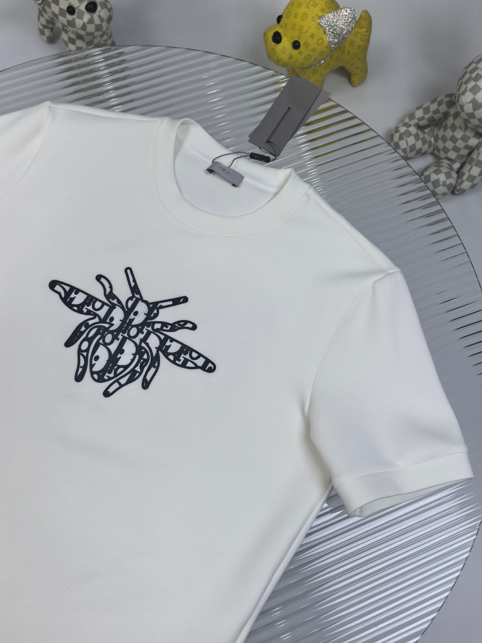 Dior 2025秋冬 圆领刺绣短袖T恤打底衫 元素性的Logo徽章凸显休闲时尚魅力,依然独领时尚风骚.