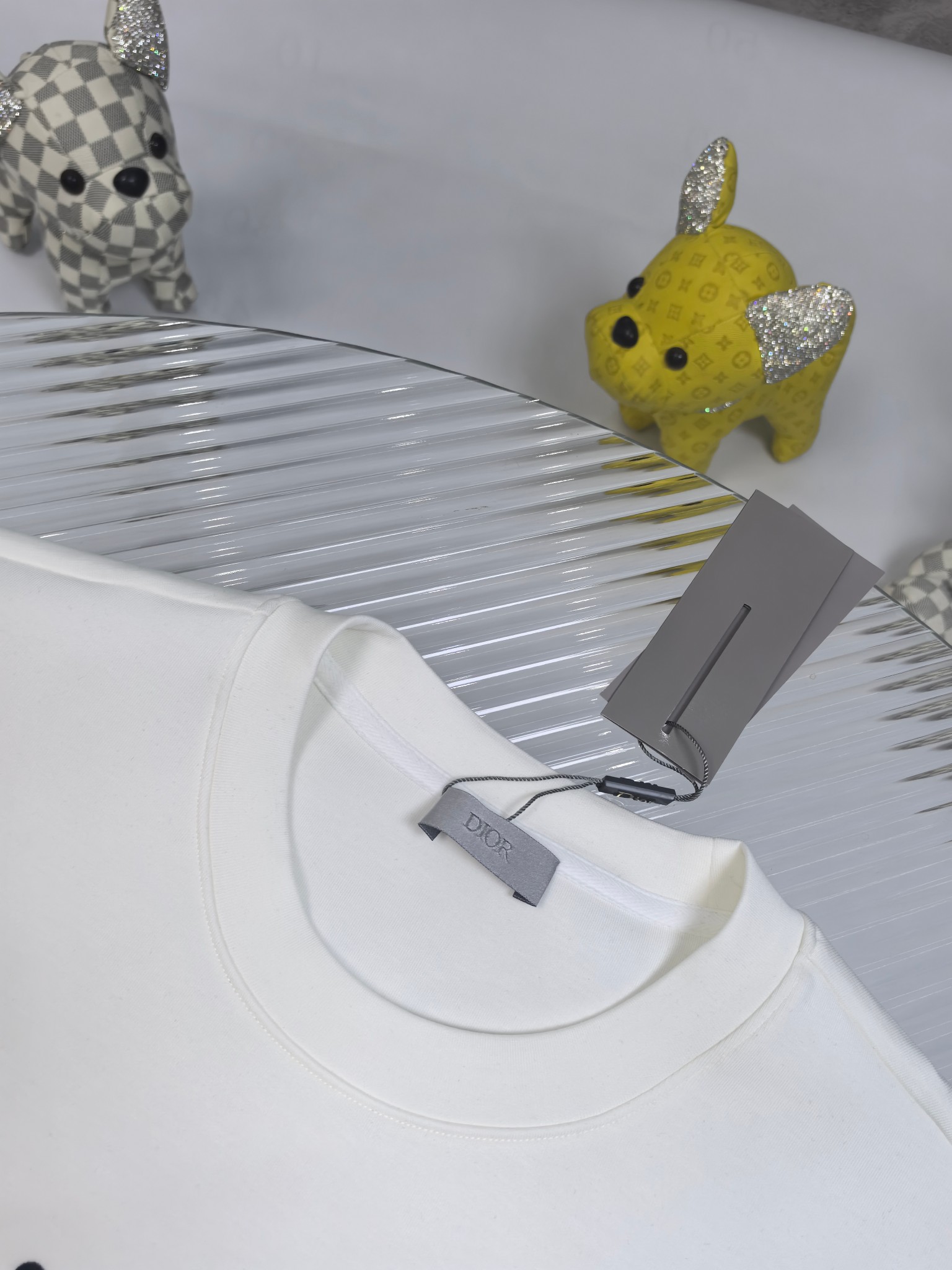 Dior 2025秋冬 圆领刺绣短袖T恤打底衫 元素性的Logo徽章凸显休闲时尚魅力,依然独领时尚风骚.