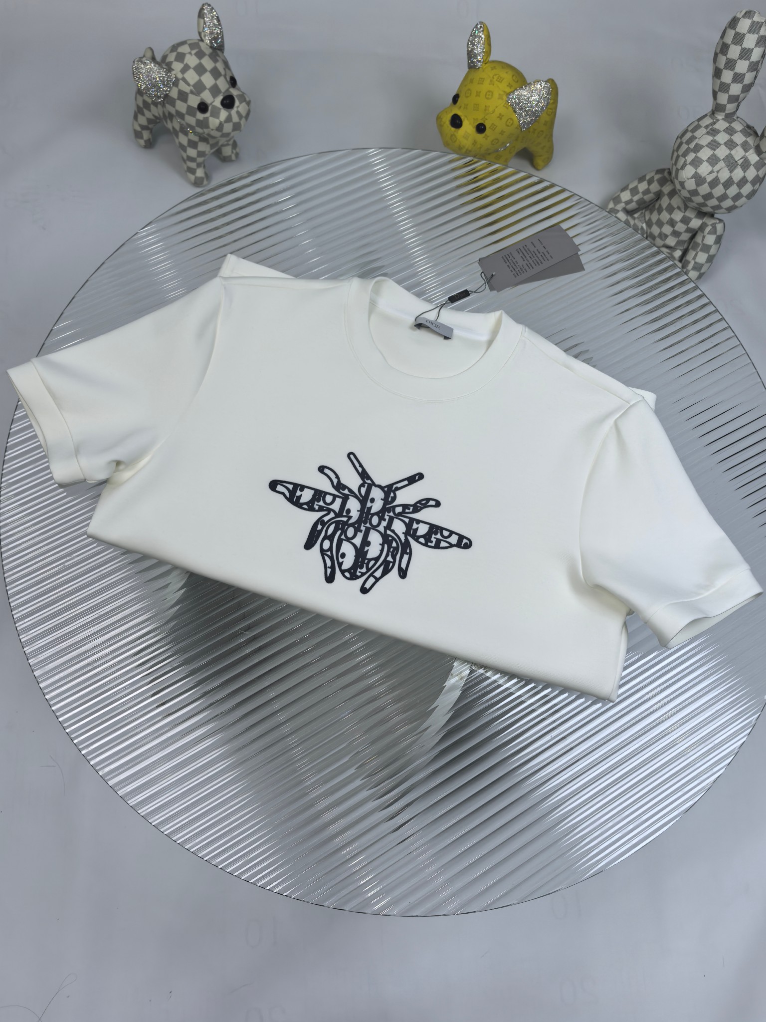 Dior 2025秋冬 圆领刺绣短袖T恤打底衫 元素性的Logo徽章凸显休闲时尚魅力,依然独领时尚风骚.