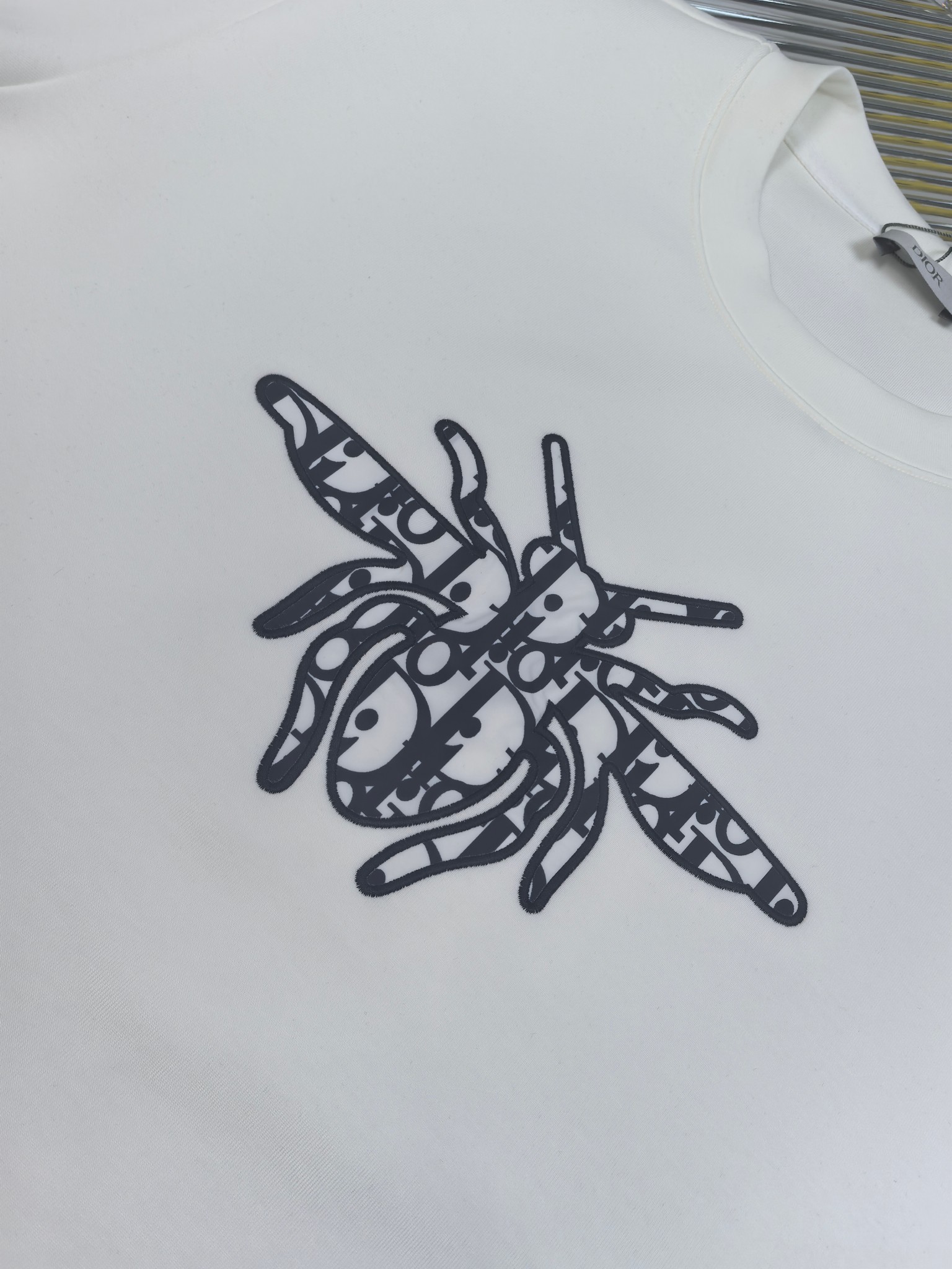 Dior 2025秋冬 圆领刺绣短袖T恤打底衫 元素性的Logo徽章凸显休闲时尚魅力,依然独领时尚风骚.