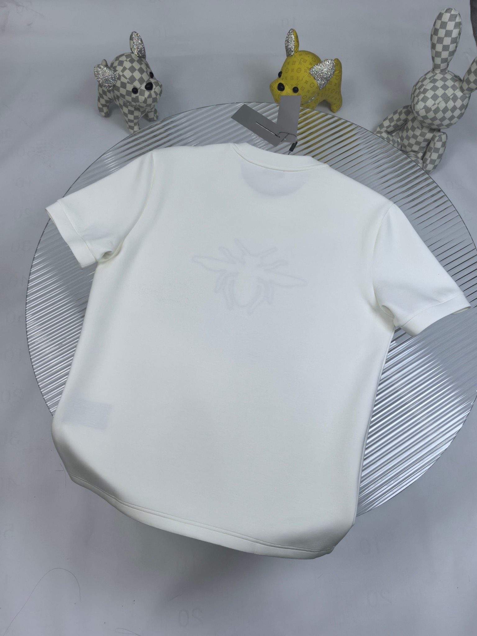 Dior 2025秋冬 圆领刺绣短袖T恤打底衫 元素性的Logo徽章凸显休闲时尚魅力,依然独领时尚风骚.