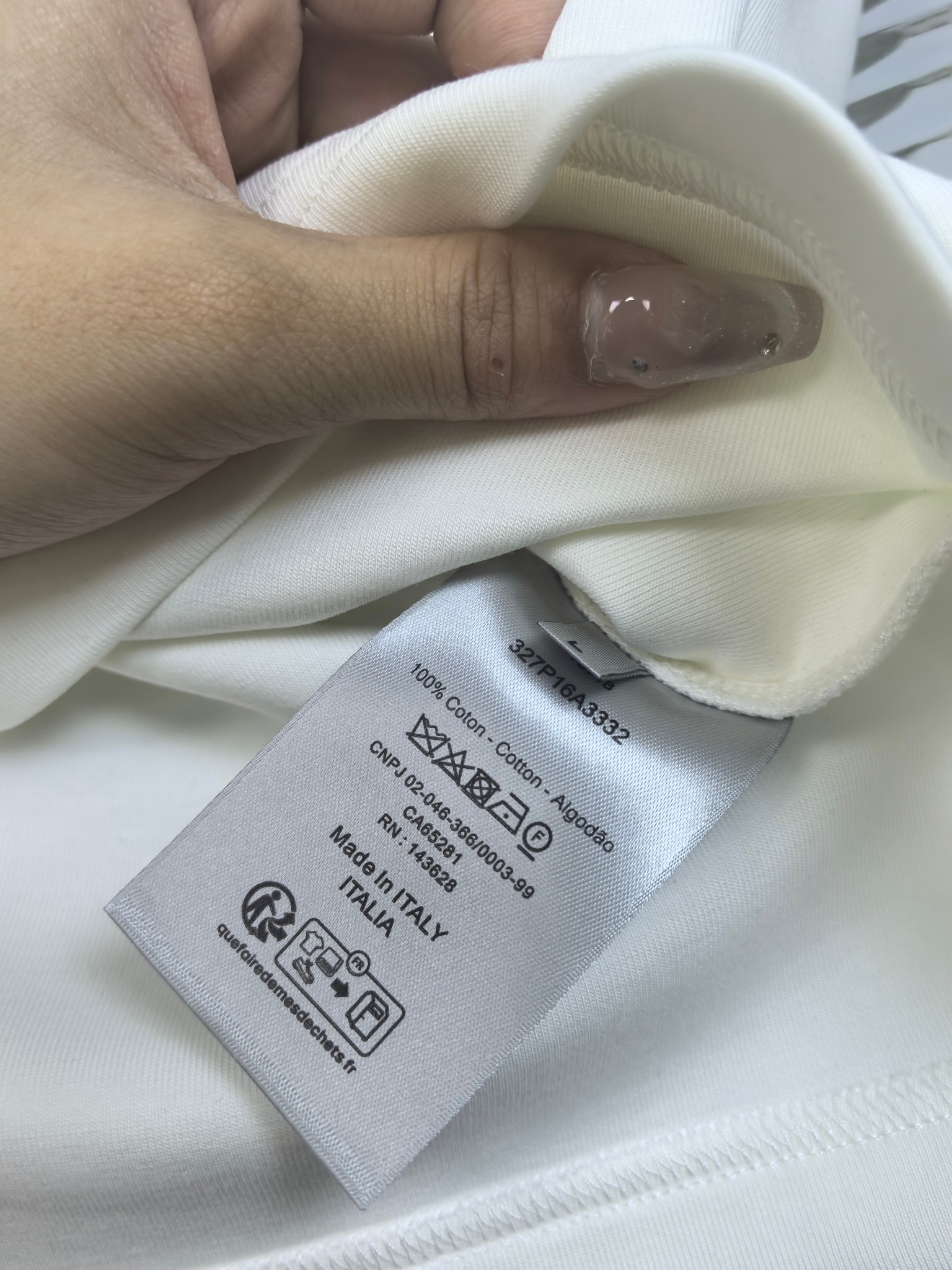 Dior 2025秋冬 圆领刺绣短袖T恤打底衫 元素性的Logo徽章凸显休闲时尚魅力,依然独领时尚风骚.