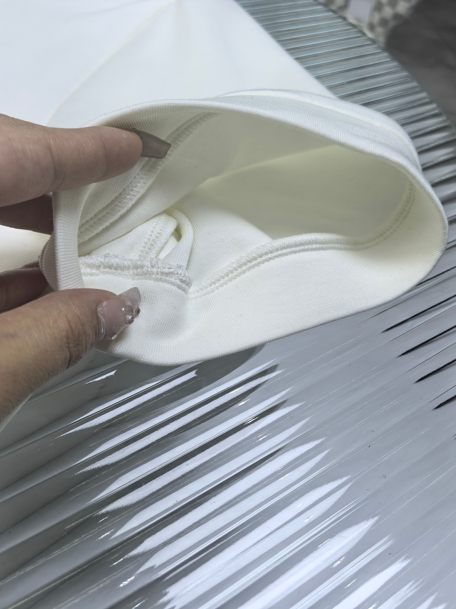 Dior 2025秋冬 圆领刺绣短袖T恤打底衫 元素性的Logo徽章凸显休闲时尚魅力,依然独领时尚风骚.