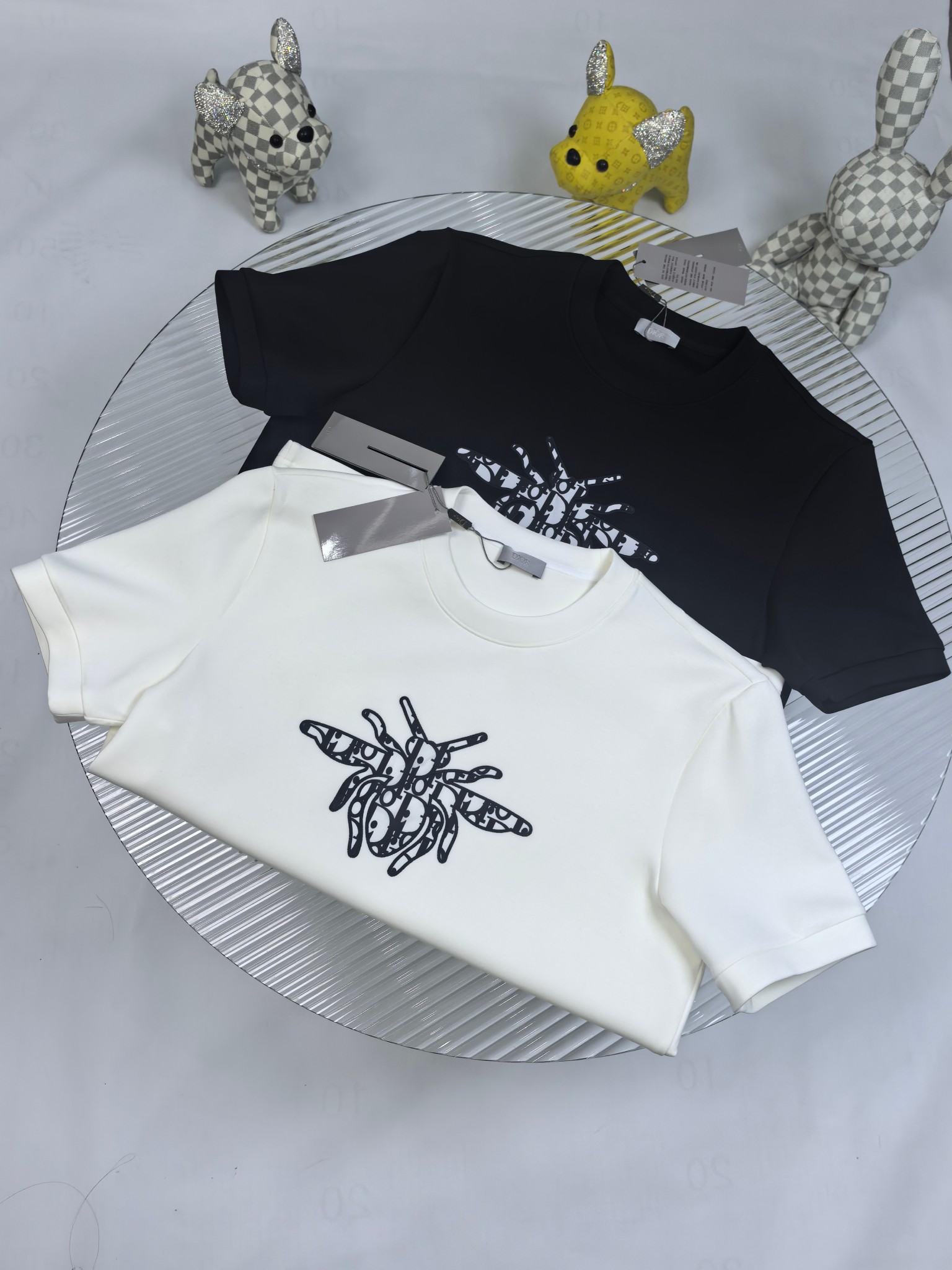 Dior 2025秋冬 圆领刺绣短袖T恤打底衫 元素性的Logo徽章凸显休闲时尚魅力,依然独领时尚风骚.