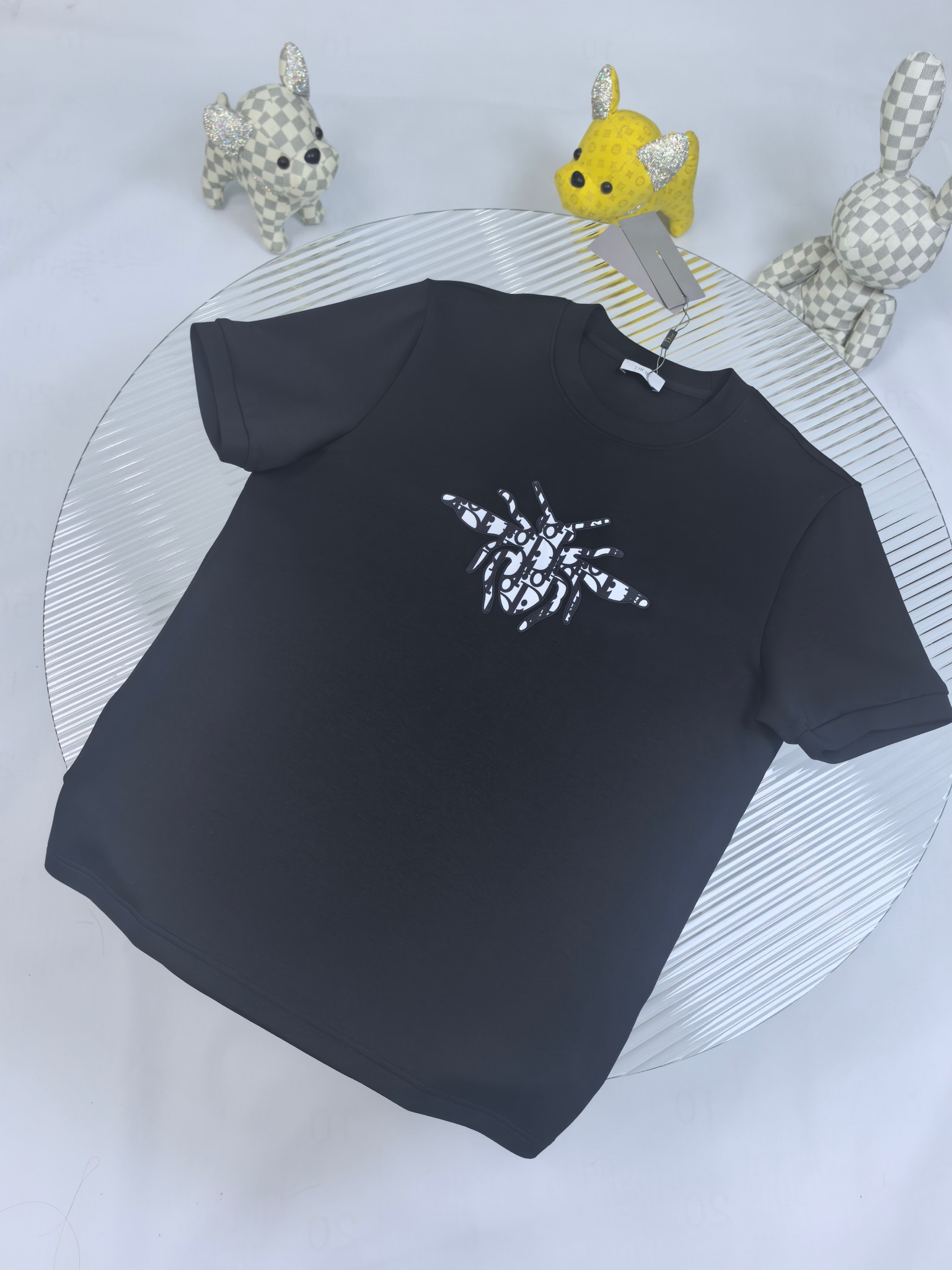 Dior 2025秋冬 圆领刺绣短袖T恤打底衫 元素性的Logo徽章凸显休闲时尚魅力,依然独领时尚风骚.