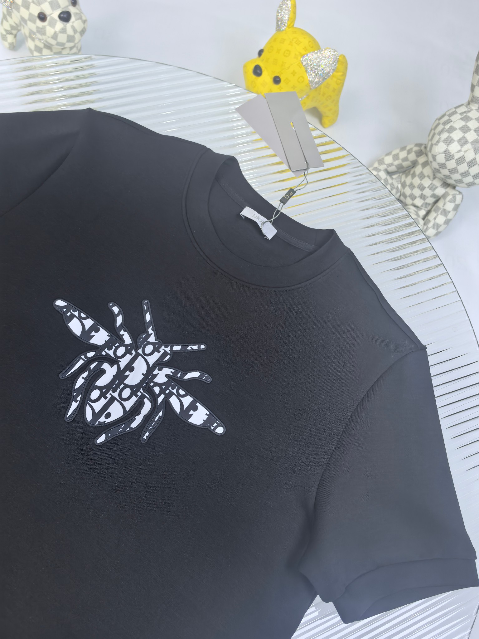 Dior 2025秋冬 圆领刺绣短袖T恤打底衫 元素性的Logo徽章凸显休闲时尚魅力,依然独领时尚风骚.