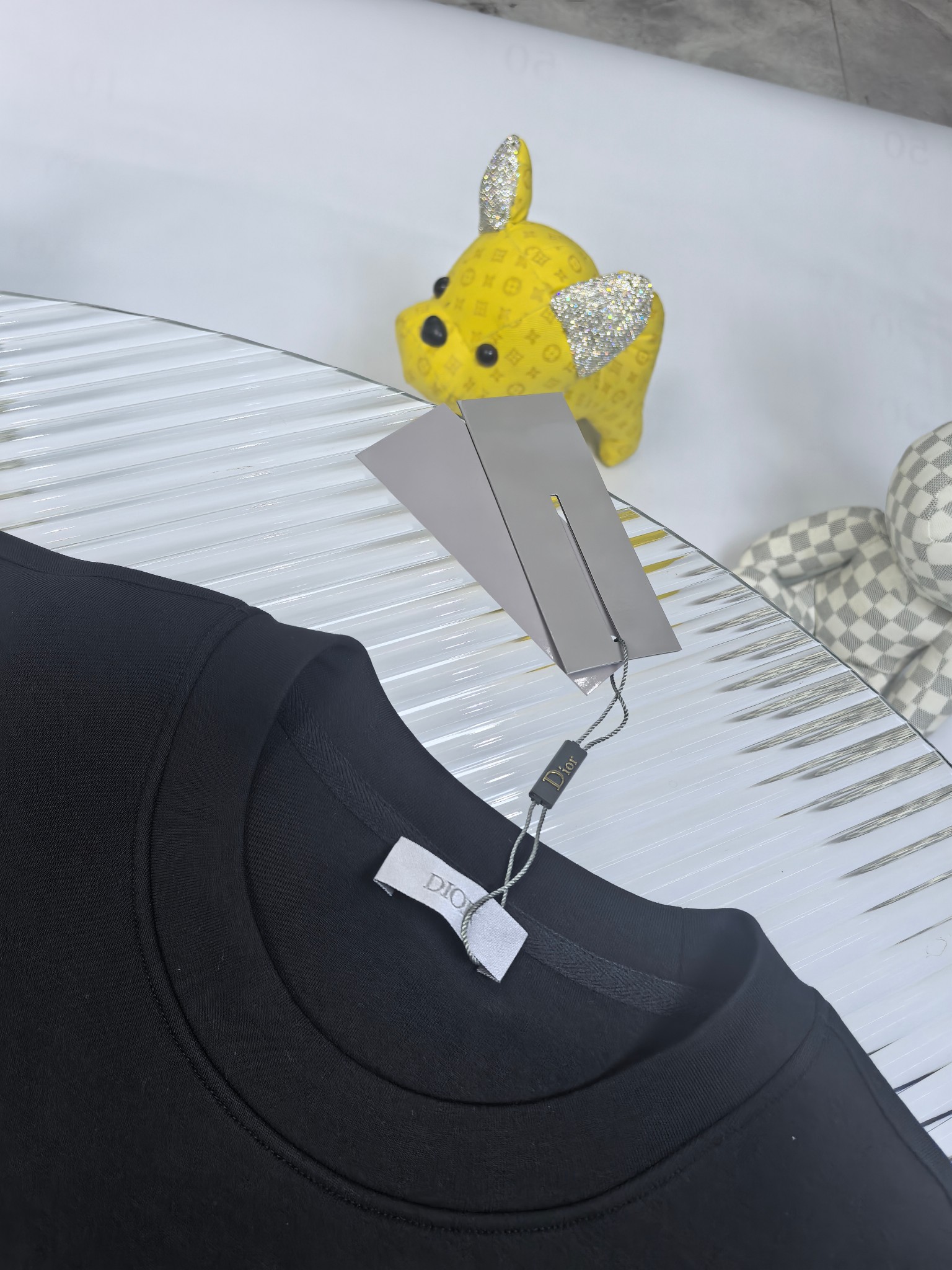 Dior 2025秋冬 圆领刺绣短袖T恤打底衫 元素性的Logo徽章凸显休闲时尚魅力,依然独领时尚风骚.