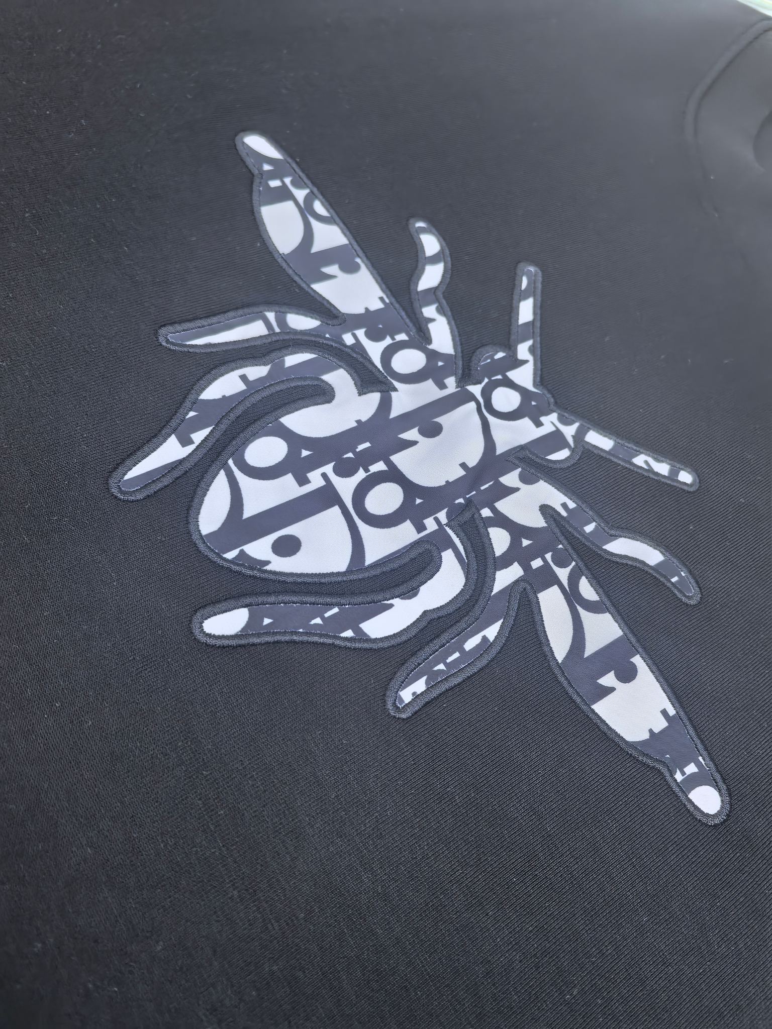 Dior 2025秋冬 圆领刺绣短袖T恤打底衫 元素性的Logo徽章凸显休闲时尚魅力,依然独领时尚风骚.