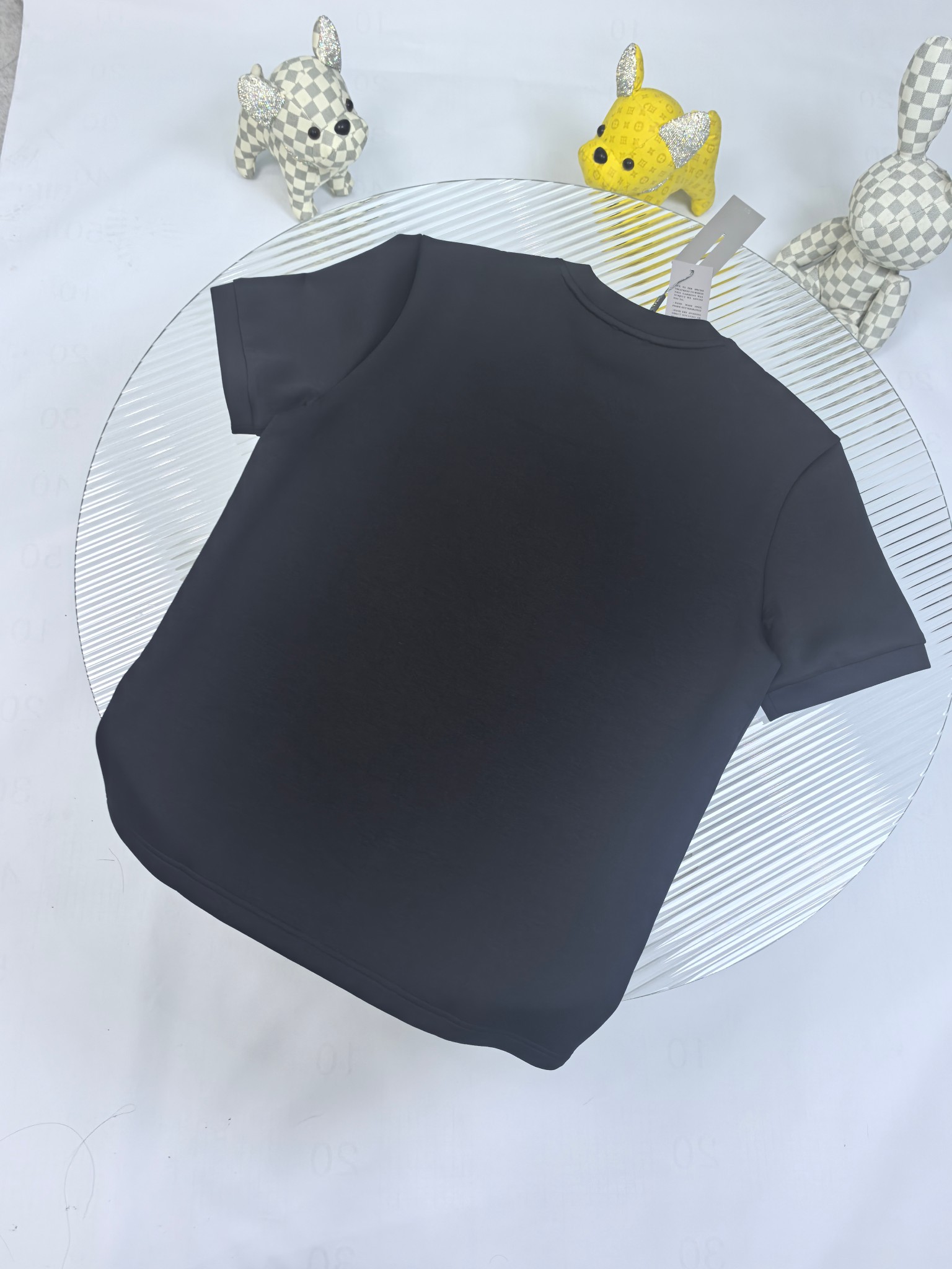 Dior 2025秋冬 圆领刺绣短袖T恤打底衫 元素性的Logo徽章凸显休闲时尚魅力,依然独领时尚风骚.