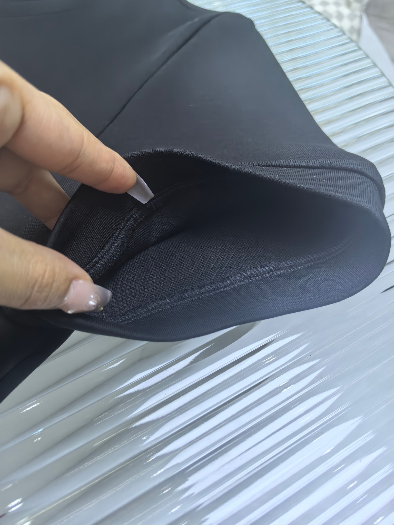 Dior 2025秋冬 圆领刺绣短袖T恤打底衫 元素性的Logo徽章凸显休闲时尚魅力,依然独领时尚风骚.