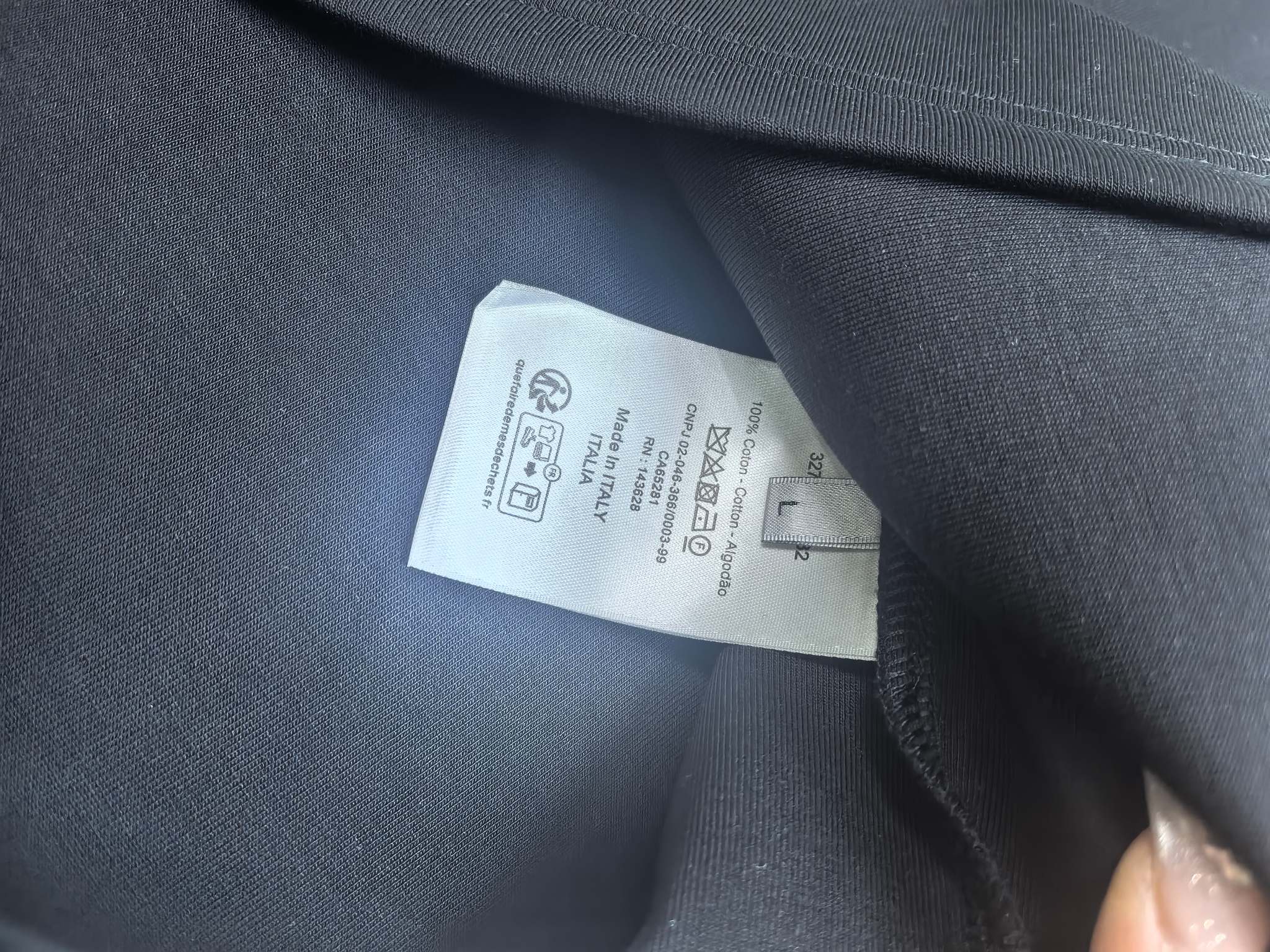 Dior 2025秋冬 圆领刺绣短袖T恤打底衫 元素性的Logo徽章凸显休闲时尚魅力,依然独领时尚风骚.