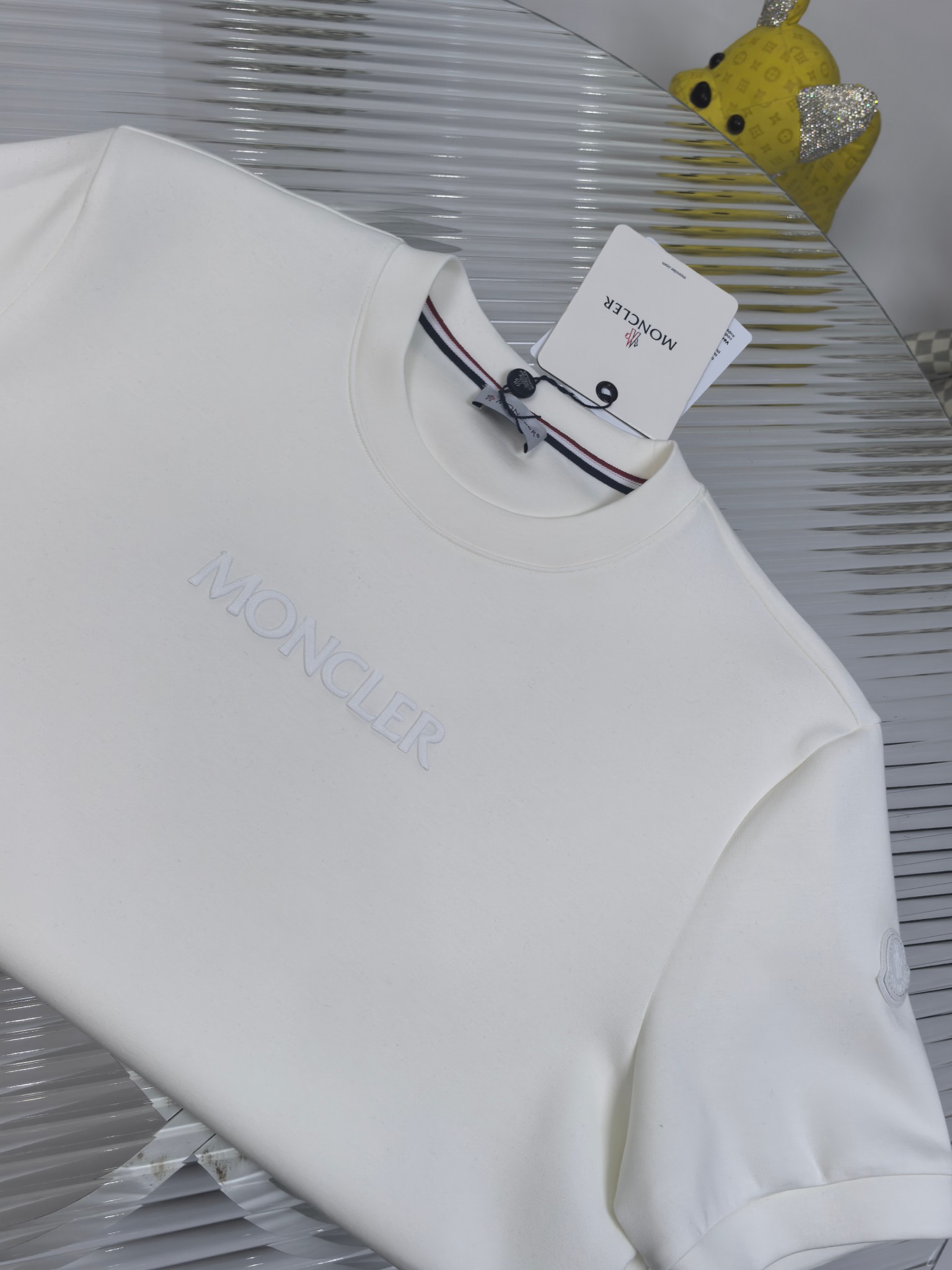蒙口 2025秋冬 圆领刺绣短袖T恤打底衫 元素性的Logo徽章凸显休闲时尚魅力,依然独领时尚风骚.内搭