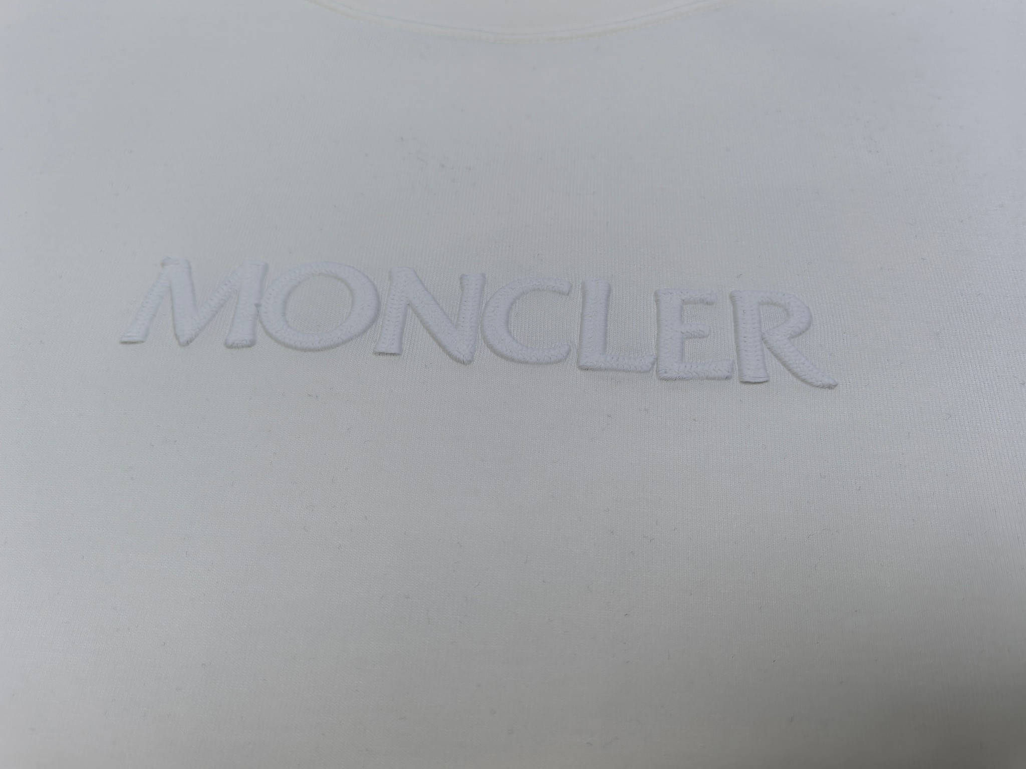 蒙口 2025秋冬 圆领刺绣短袖T恤打底衫 元素性的Logo徽章凸显休闲时尚魅力,依然独领时尚风骚.内搭