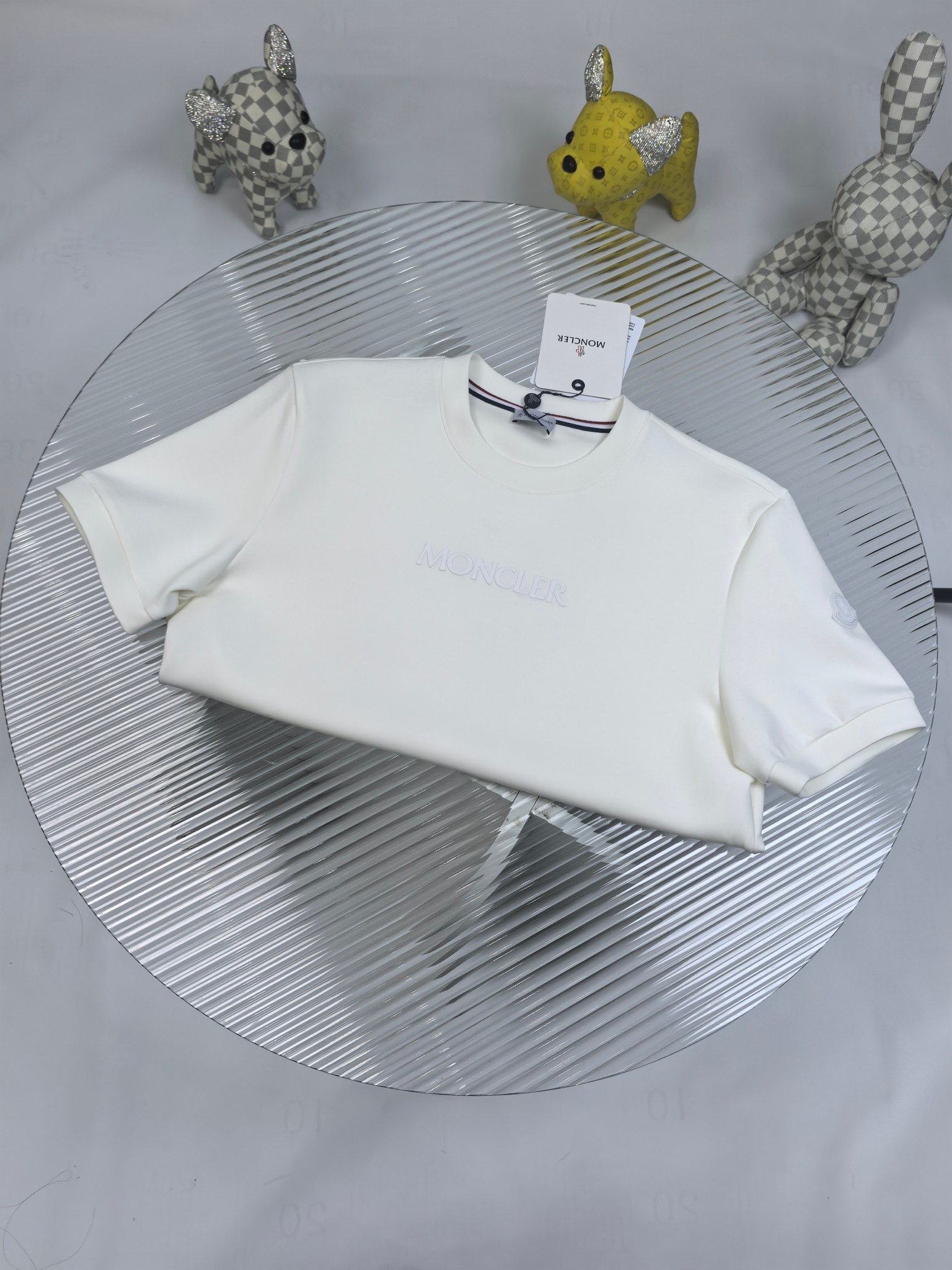 蒙口 2025秋冬 圆领刺绣短袖T恤打底衫 元素性的Logo徽章凸显休闲时尚魅力,依然独领时尚风骚.内搭