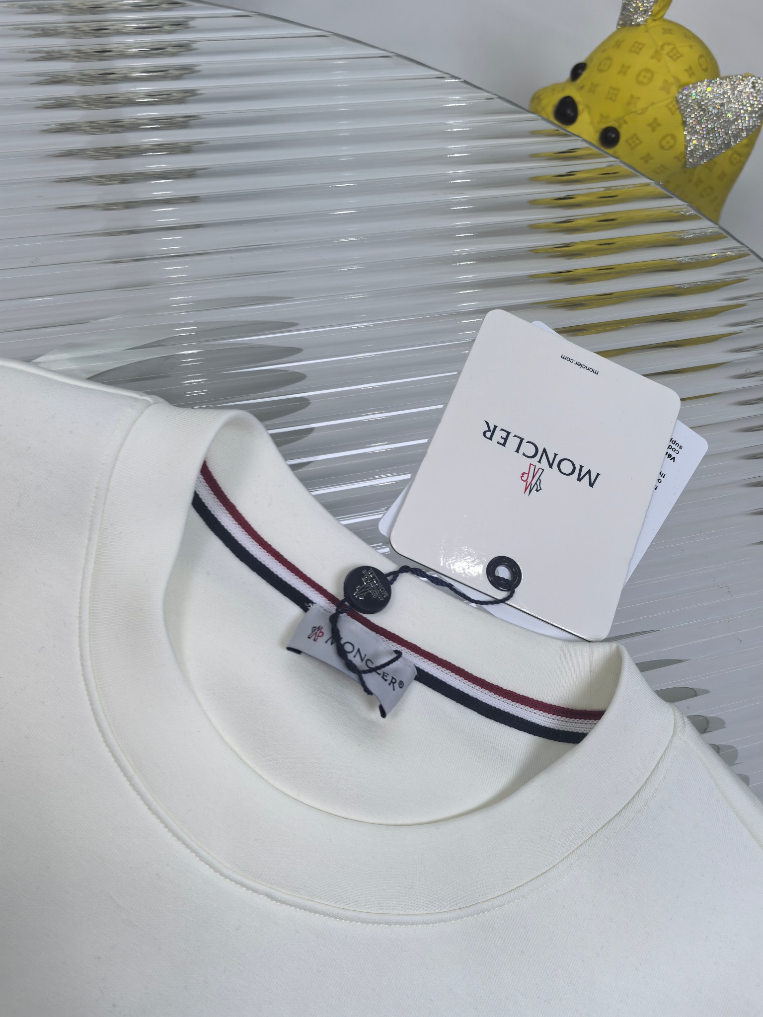 蒙口 2025秋冬 圆领刺绣短袖T恤打底衫 元素性的Logo徽章凸显休闲时尚魅力,依然独领时尚风骚.内搭