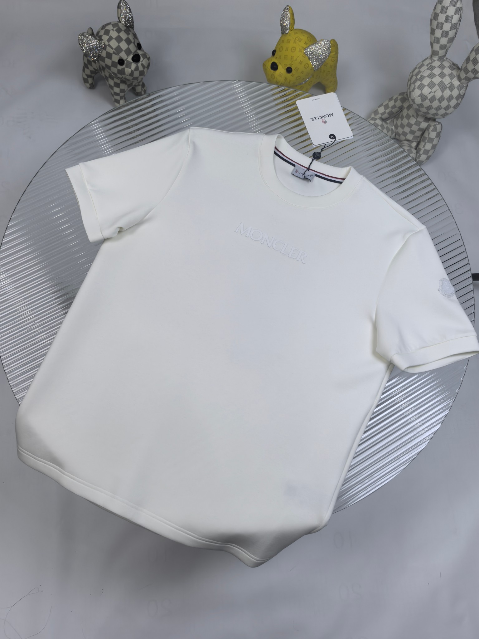 蒙口 2025秋冬 圆领刺绣短袖T恤打底衫 元素性的Logo徽章凸显休闲时尚魅力,依然独领时尚风骚.内搭