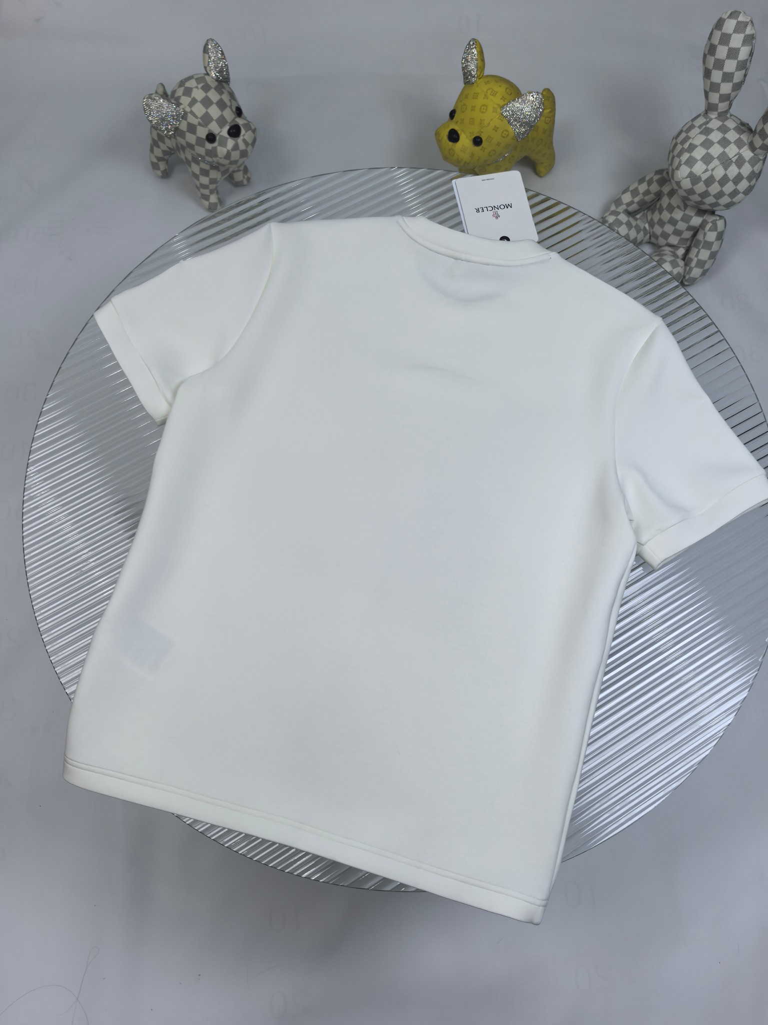 蒙口 2025秋冬 圆领刺绣短袖T恤打底衫 元素性的Logo徽章凸显休闲时尚魅力,依然独领时尚风骚.内搭