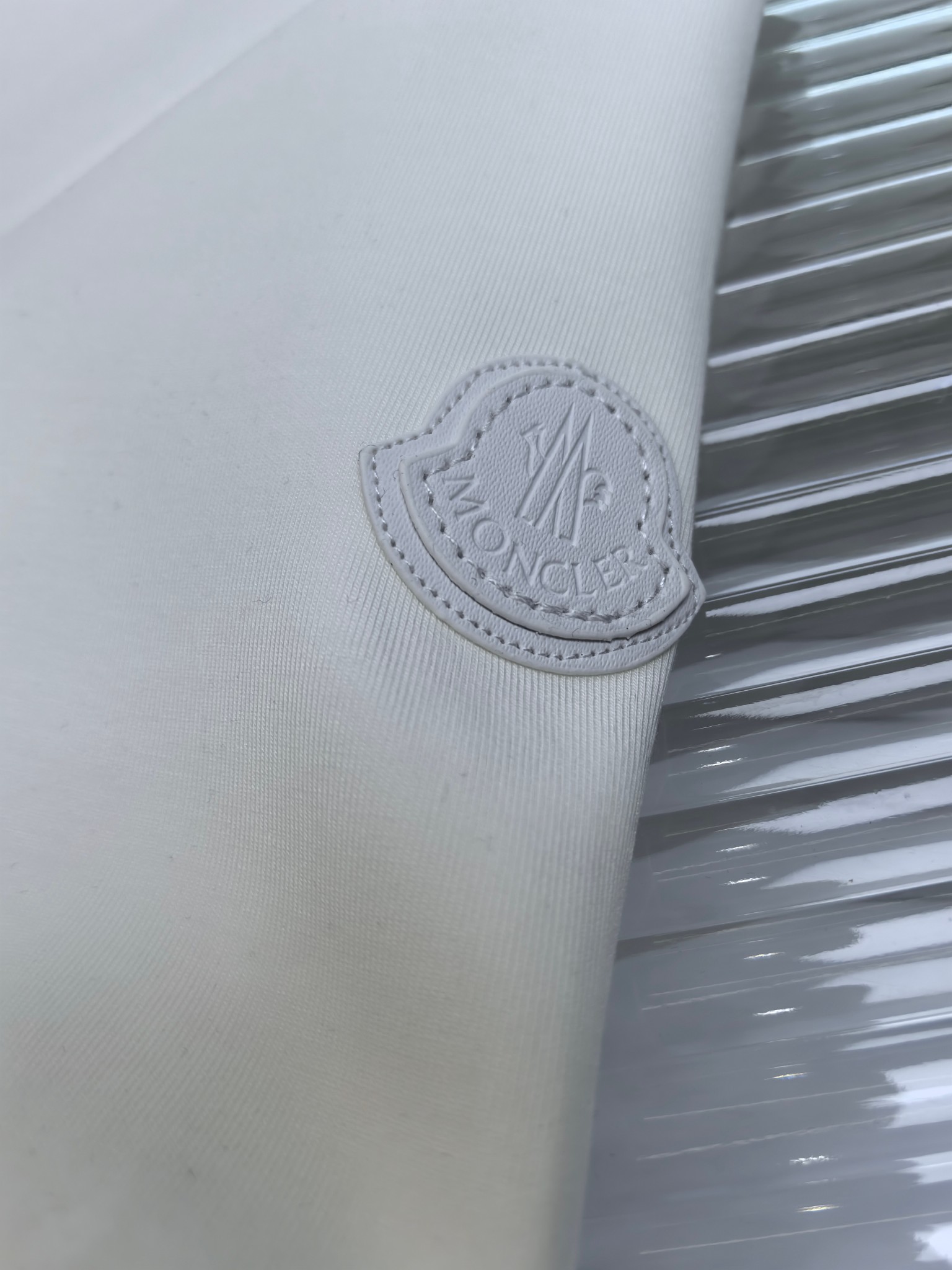 蒙口 2025秋冬 圆领刺绣短袖T恤打底衫 元素性的Logo徽章凸显休闲时尚魅力,依然独领时尚风骚.内搭