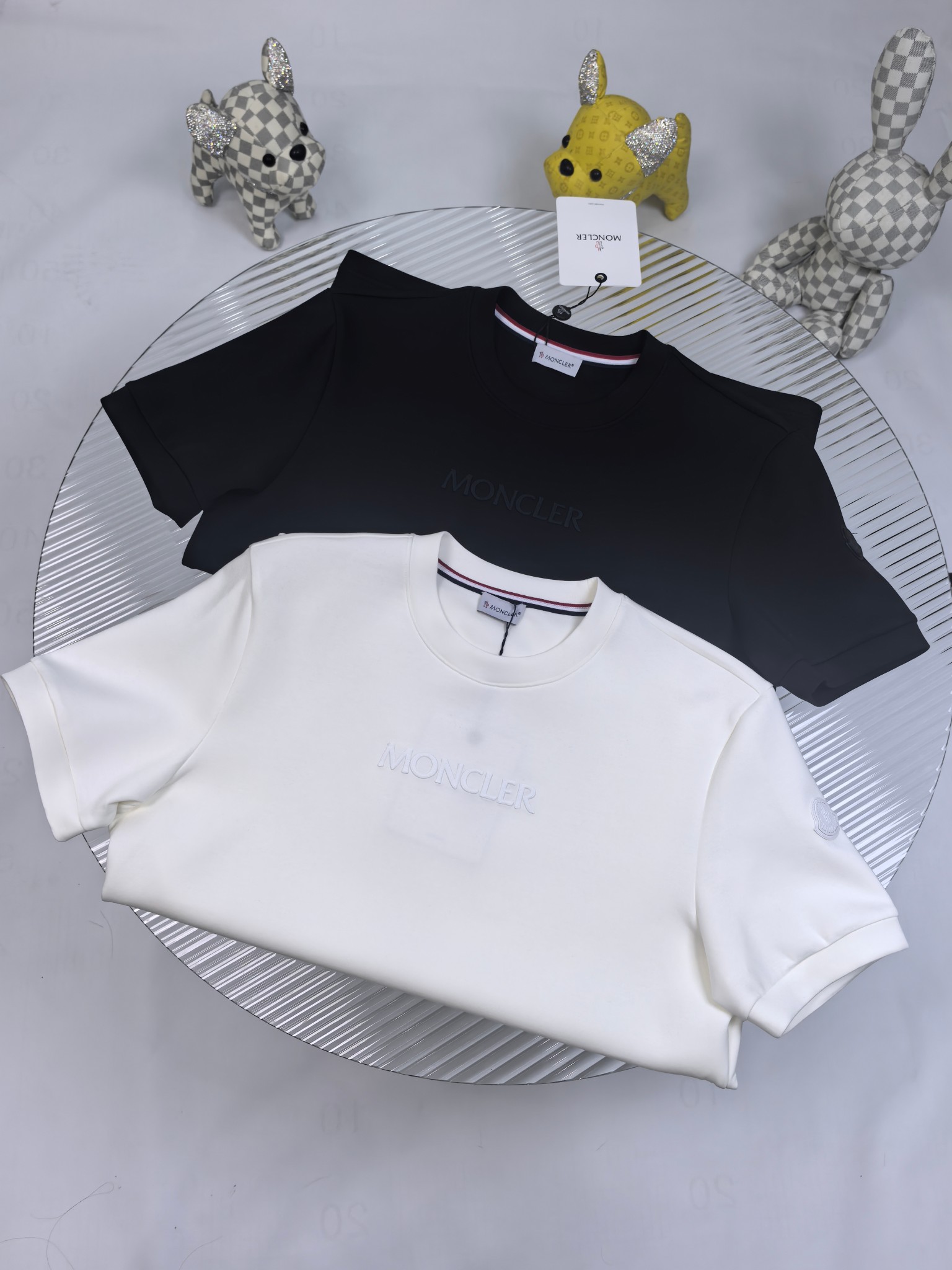 蒙口 2025秋冬 圆领刺绣短袖T恤打底衫 元素性的Logo徽章凸显休闲时尚魅力,依然独领时尚风骚.内搭