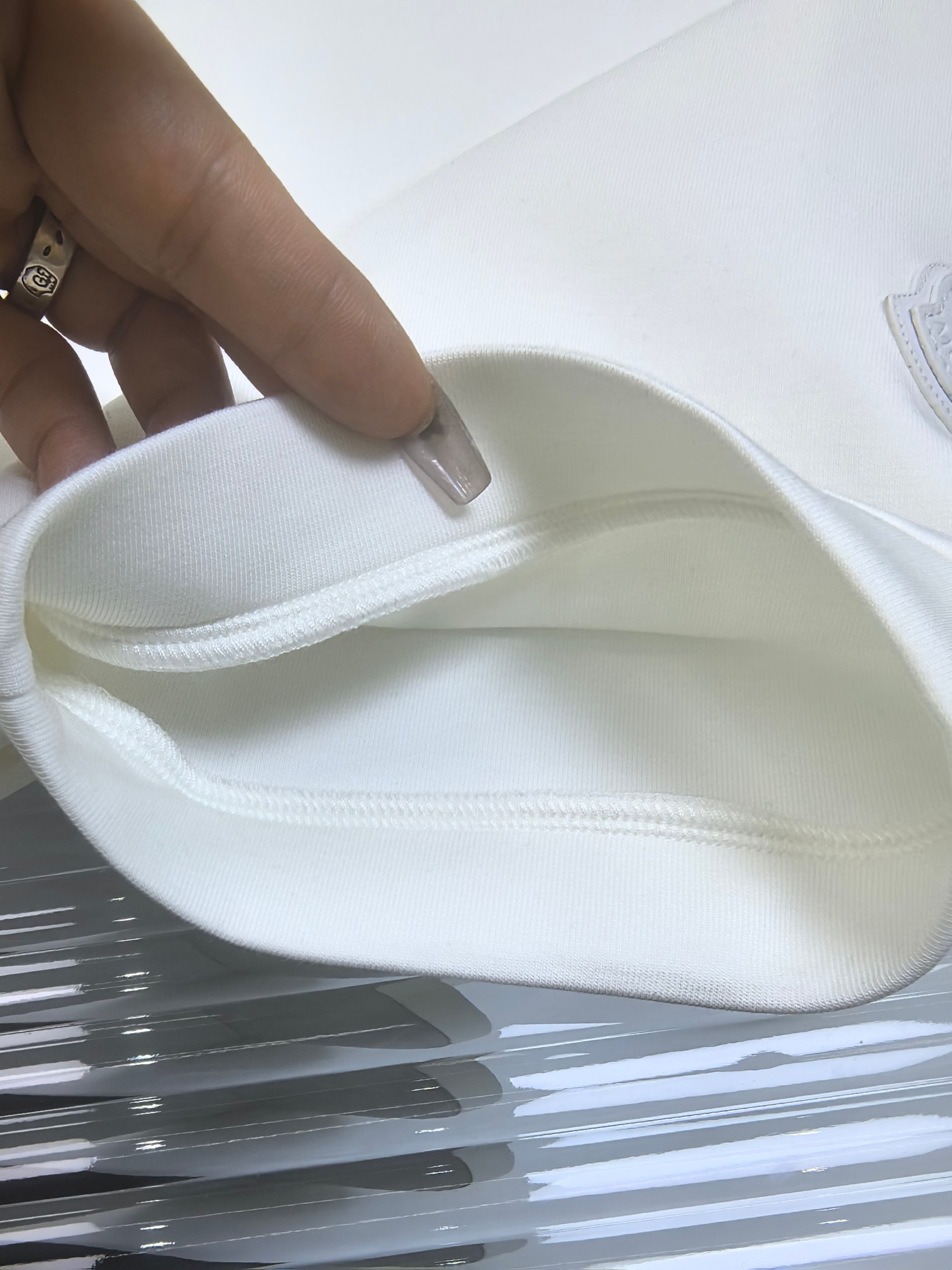 蒙口 2025秋冬 圆领刺绣短袖T恤打底衫 元素性的Logo徽章凸显休闲时尚魅力,依然独领时尚风骚.内搭