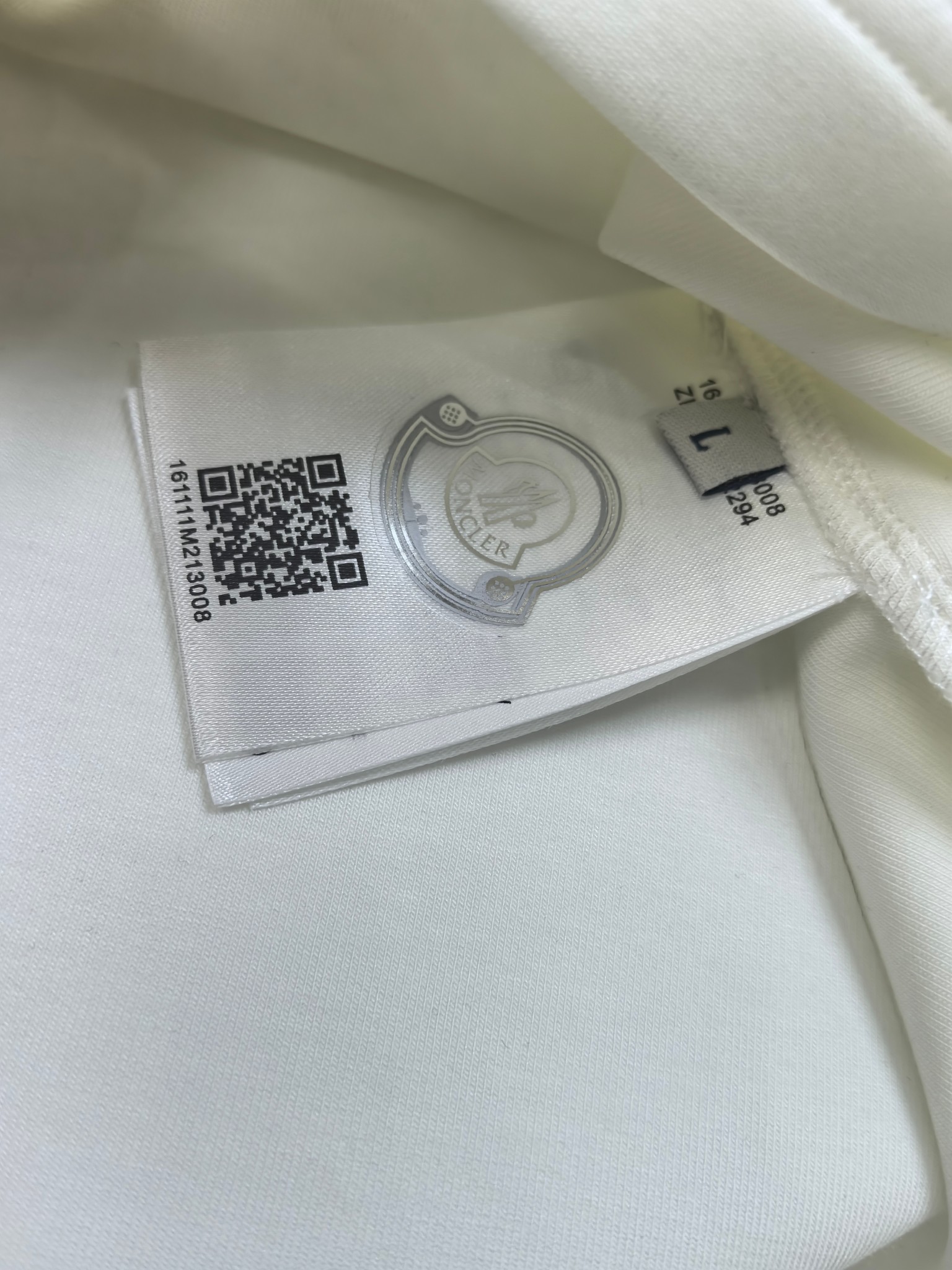 蒙口 2025秋冬 圆领刺绣短袖T恤打底衫 元素性的Logo徽章凸显休闲时尚魅力,依然独领时尚风骚.内搭