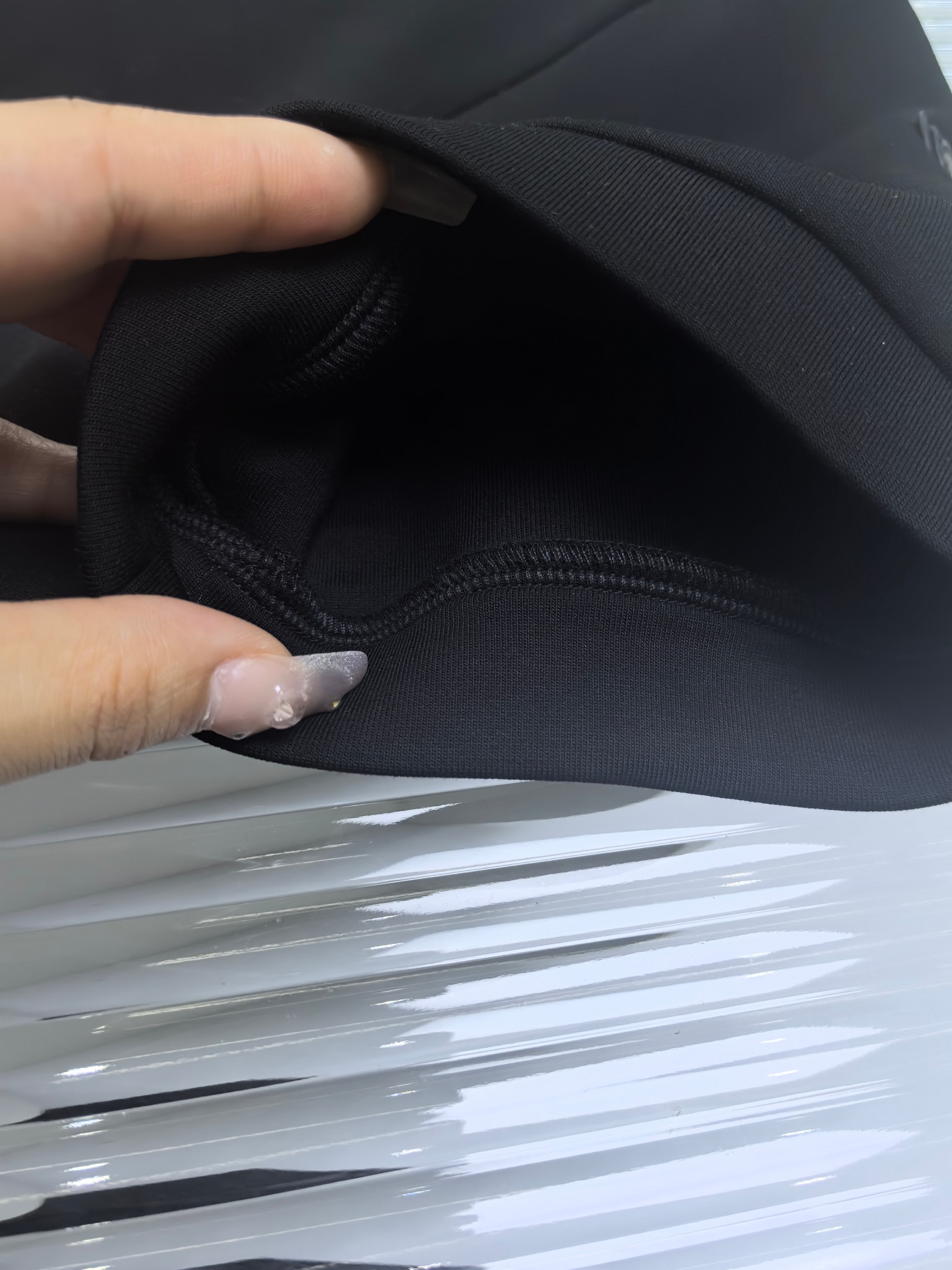 蒙口 2025秋冬 圆领刺绣短袖T恤打底衫 元素性的Logo徽章凸显休闲时尚魅力,依然独领时尚风骚.内搭