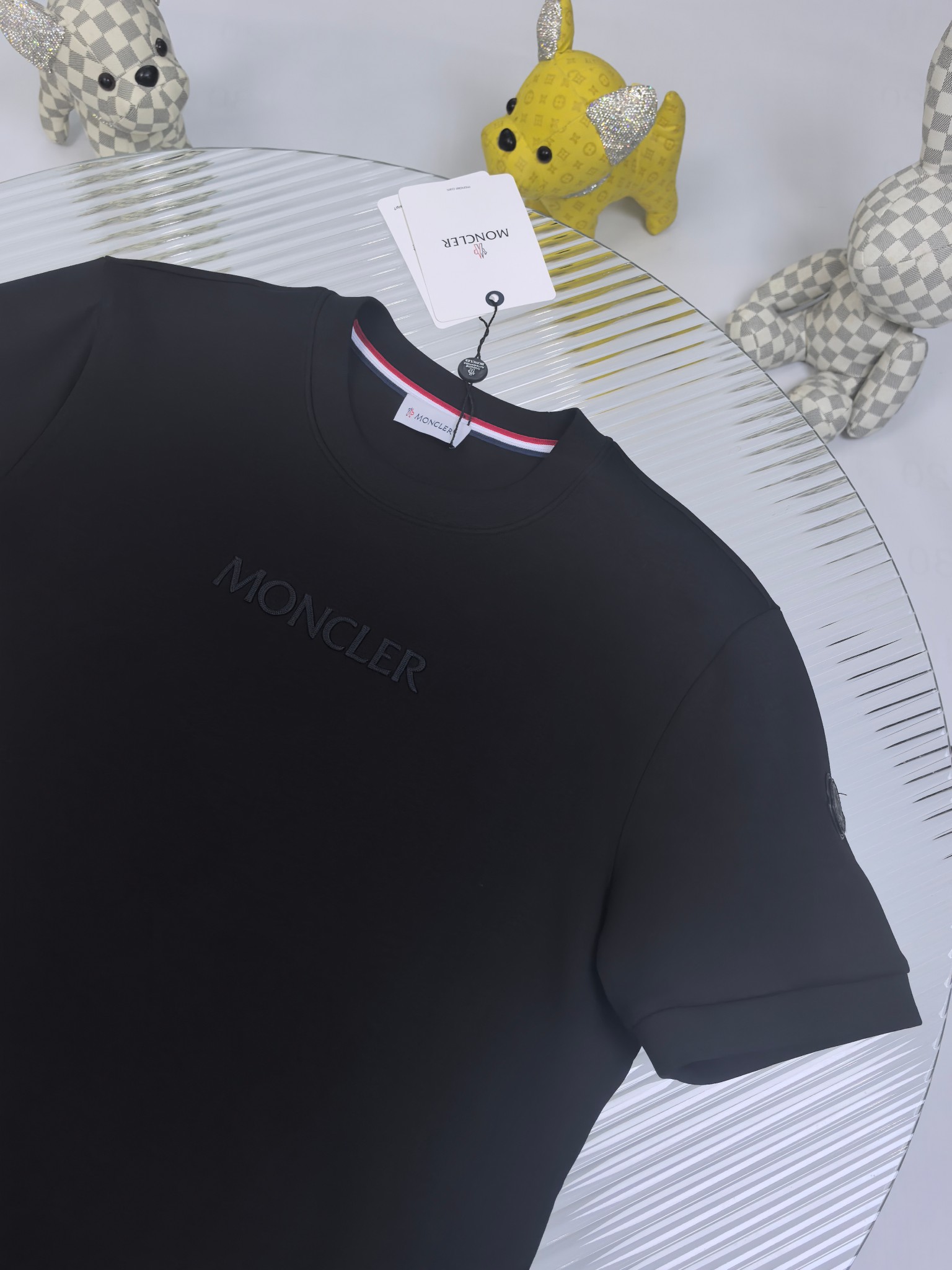 蒙口 2025秋冬 圆领刺绣短袖T恤打底衫 元素性的Logo徽章凸显休闲时尚魅力,依然独领时尚风骚.内搭