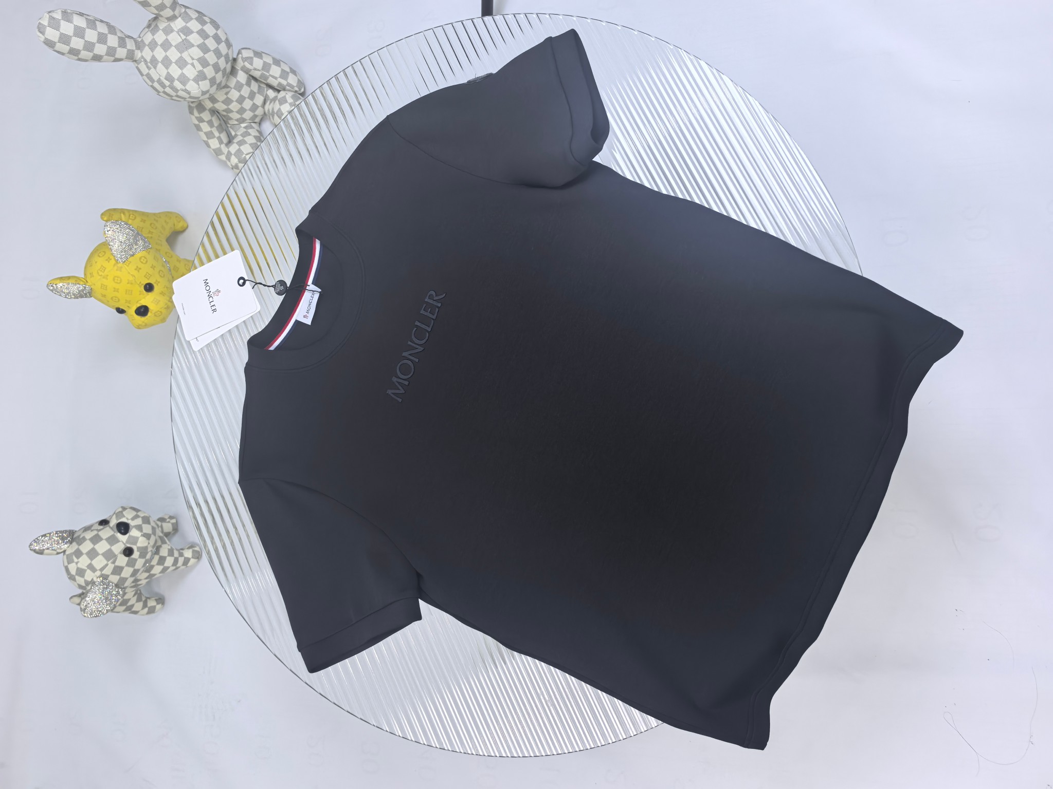 蒙口 2025秋冬 圆领刺绣短袖T恤打底衫 元素性的Logo徽章凸显休闲时尚魅力,依然独领时尚风骚.内搭