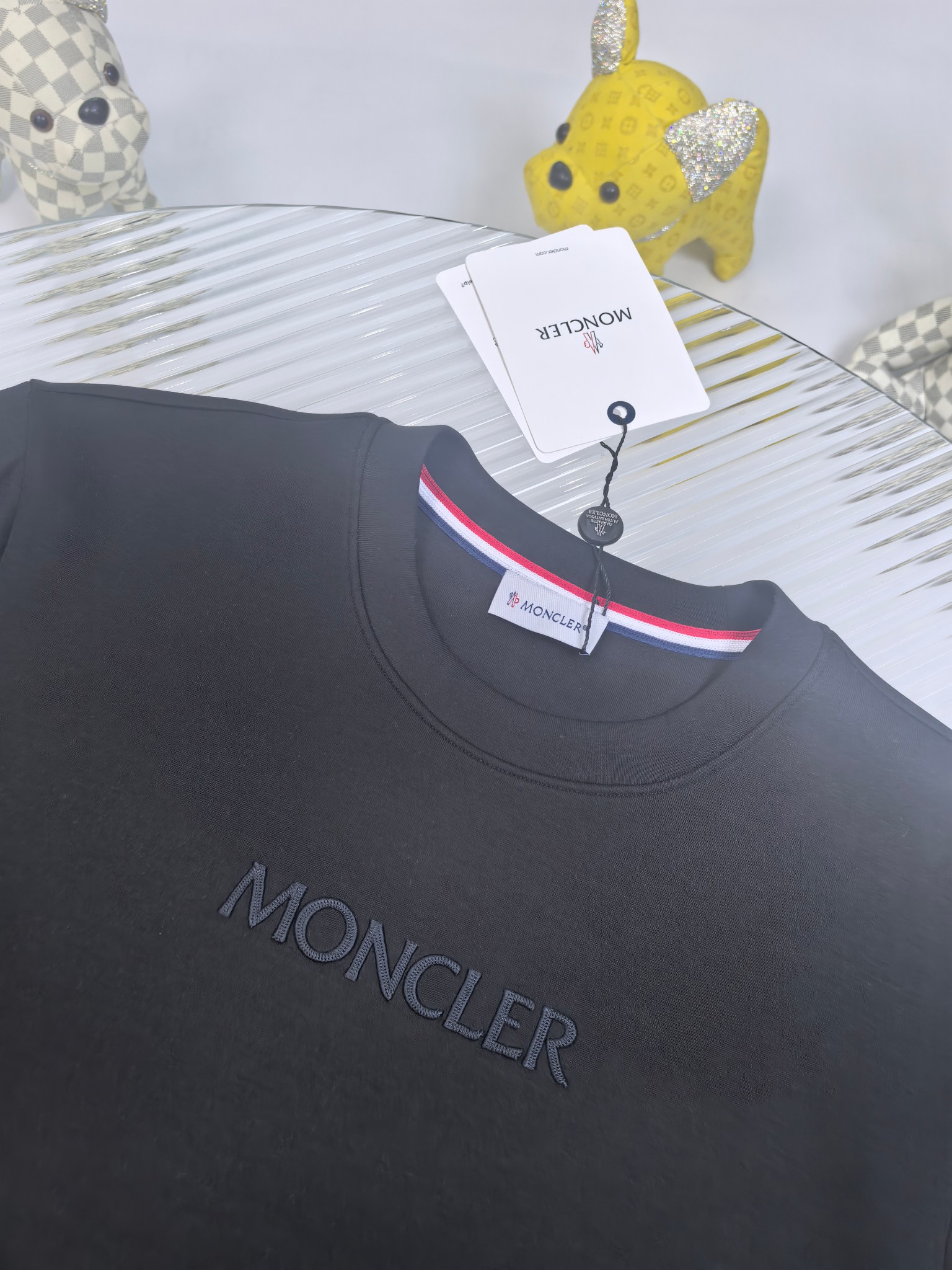 蒙口 2025秋冬 圆领刺绣短袖T恤打底衫 元素性的Logo徽章凸显休闲时尚魅力,依然独领时尚风骚.内搭