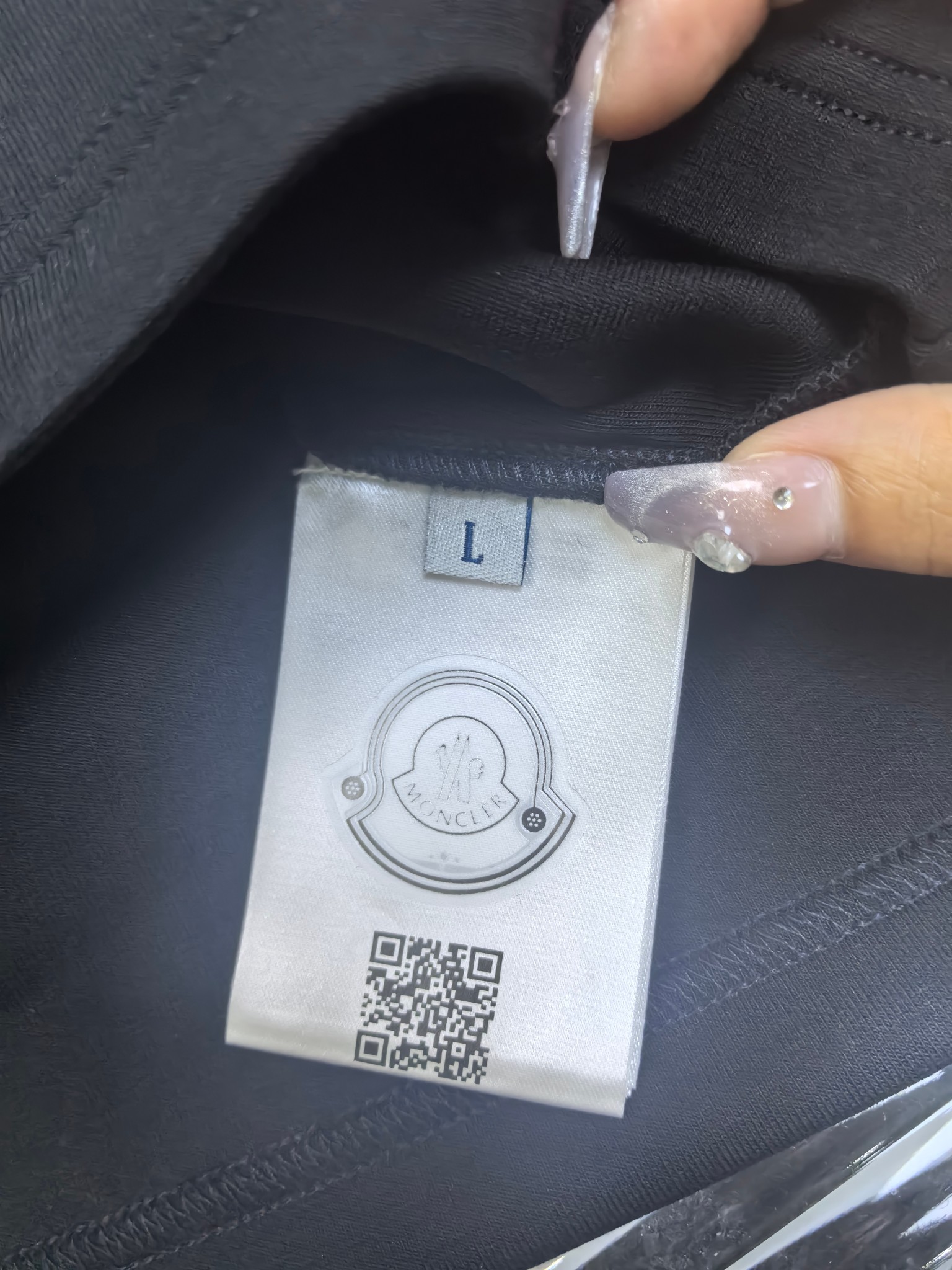 蒙口 2025秋冬 圆领刺绣短袖T恤打底衫 元素性的Logo徽章凸显休闲时尚魅力,依然独领时尚风骚.内搭