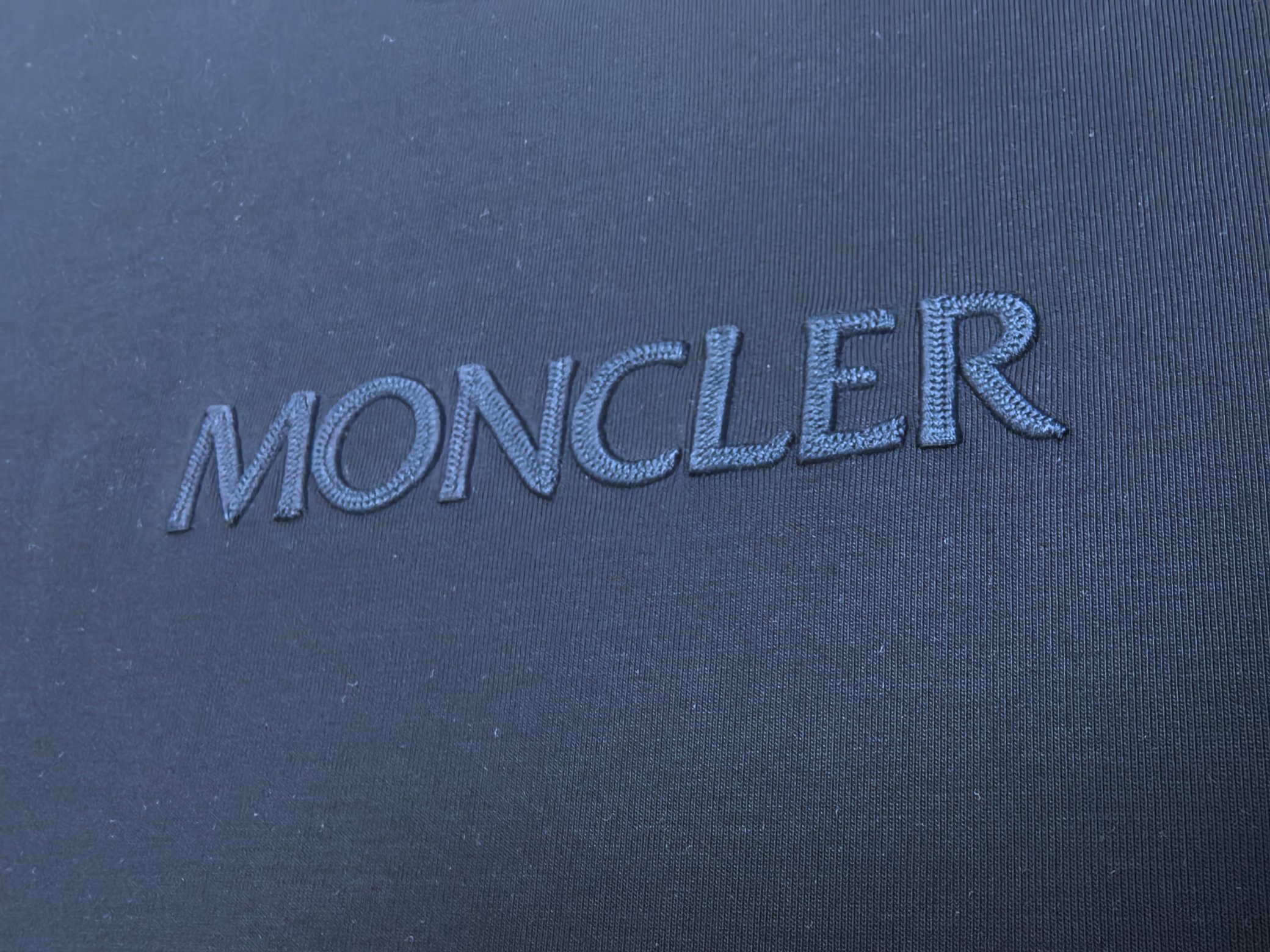 蒙口 2025秋冬 圆领刺绣短袖T恤打底衫 元素性的Logo徽章凸显休闲时尚魅力,依然独领时尚风骚.内搭