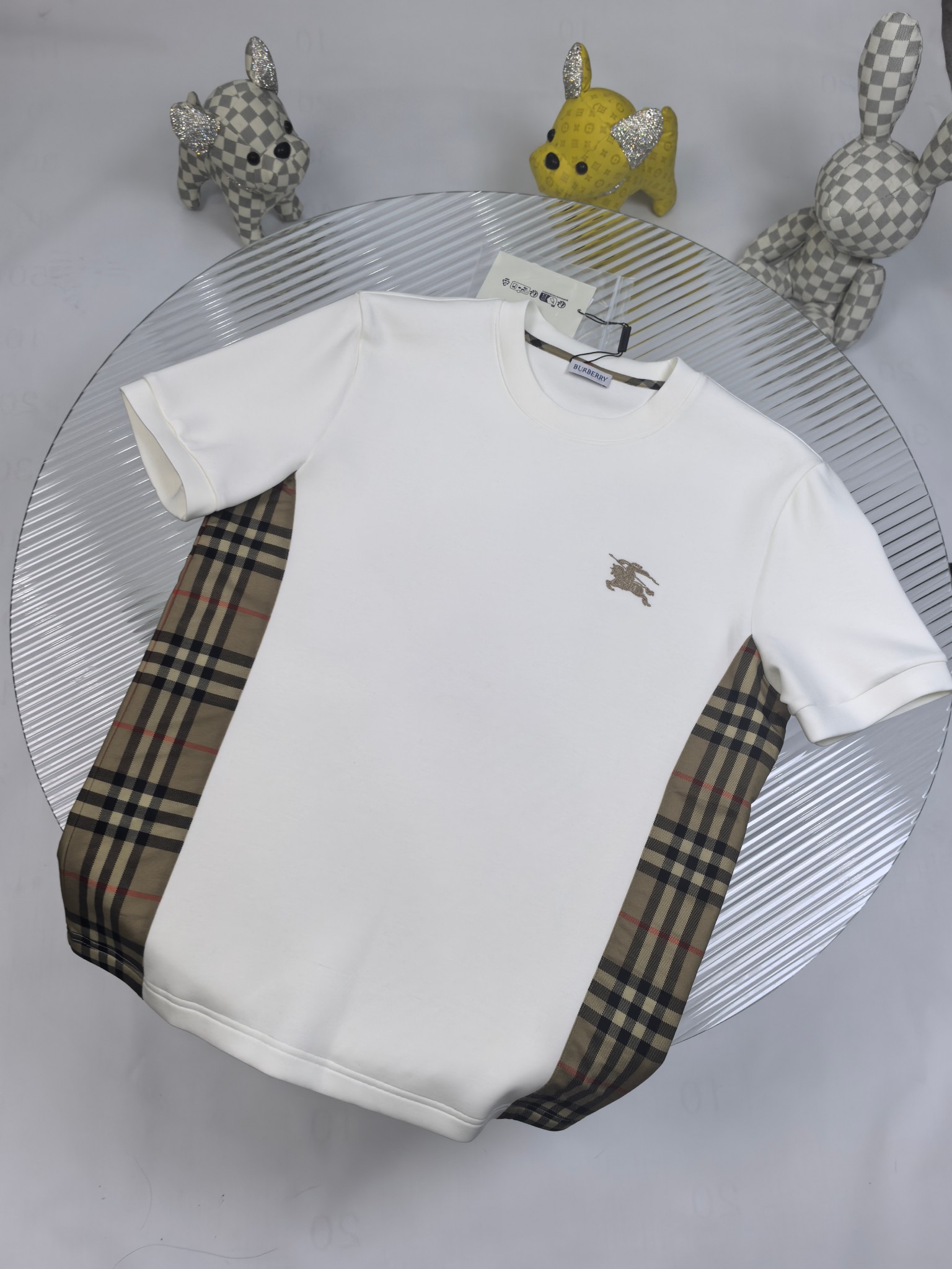 巴宝莉 2025秋冬 圆领刺绣短袖T恤打底衫 元素性的Logo徽章凸显休闲时尚魅力,依然独领时尚风骚.内